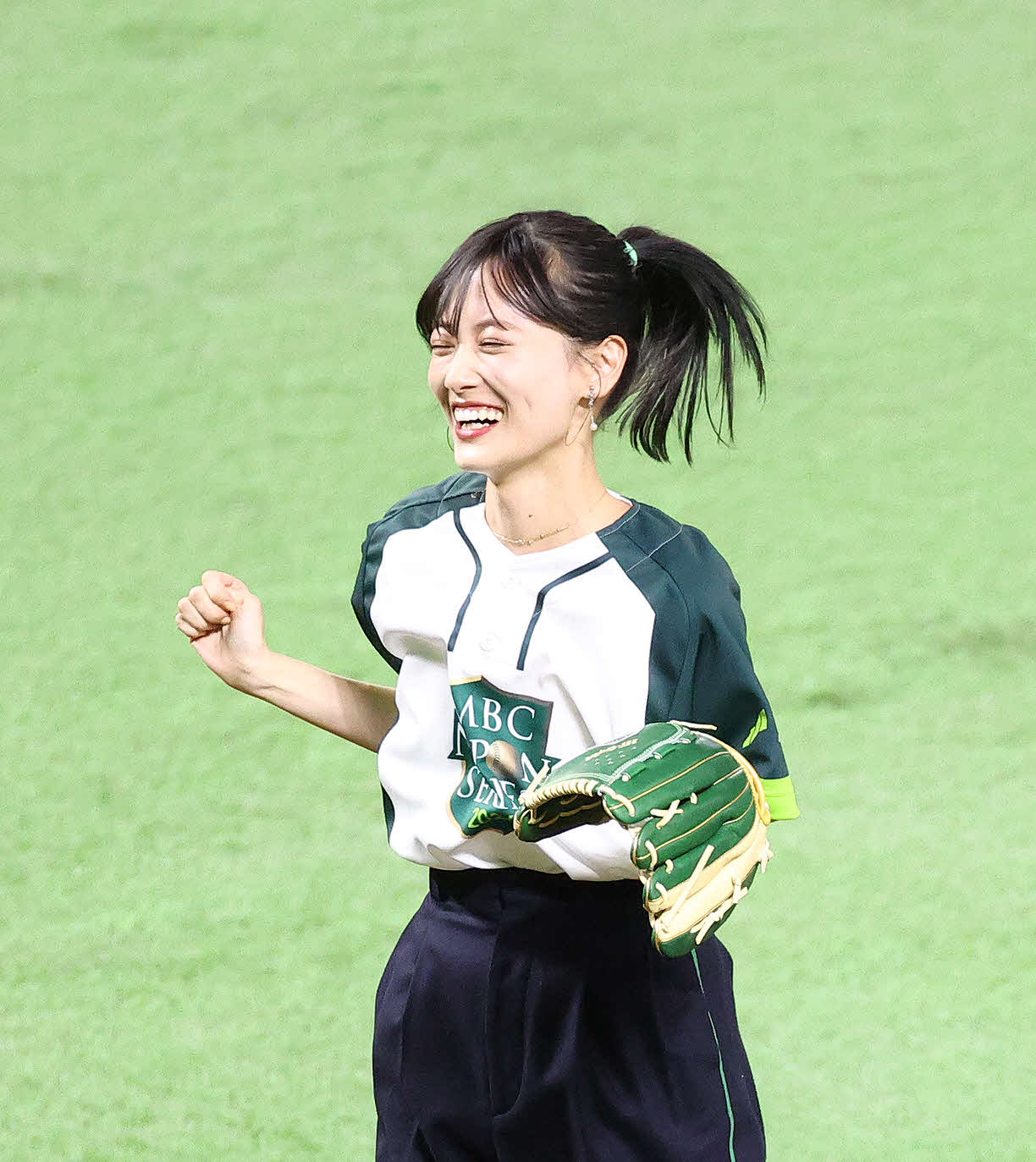 DeNA対ソフトバンク　開始前、始球式を務める山下美月（撮影・河田真司）