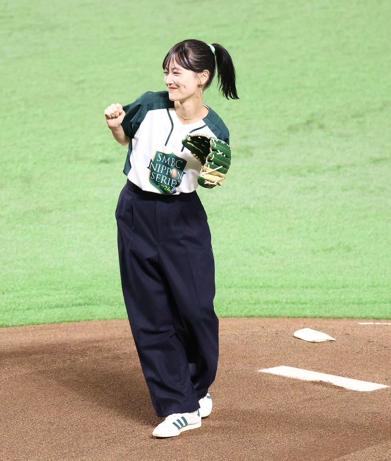 DeNA対ソフトバンク　開始前、始球式を務める山下美月（撮影・河田真司）