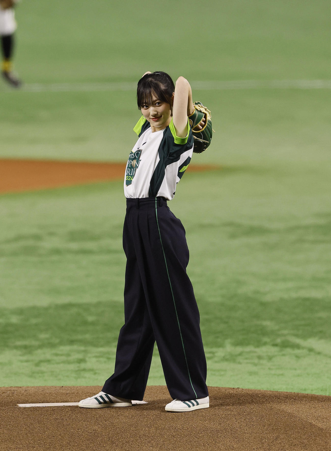ソフトバンク対DeNA　始球式を務めた俳優の山下美月（撮影・藤尾明華）