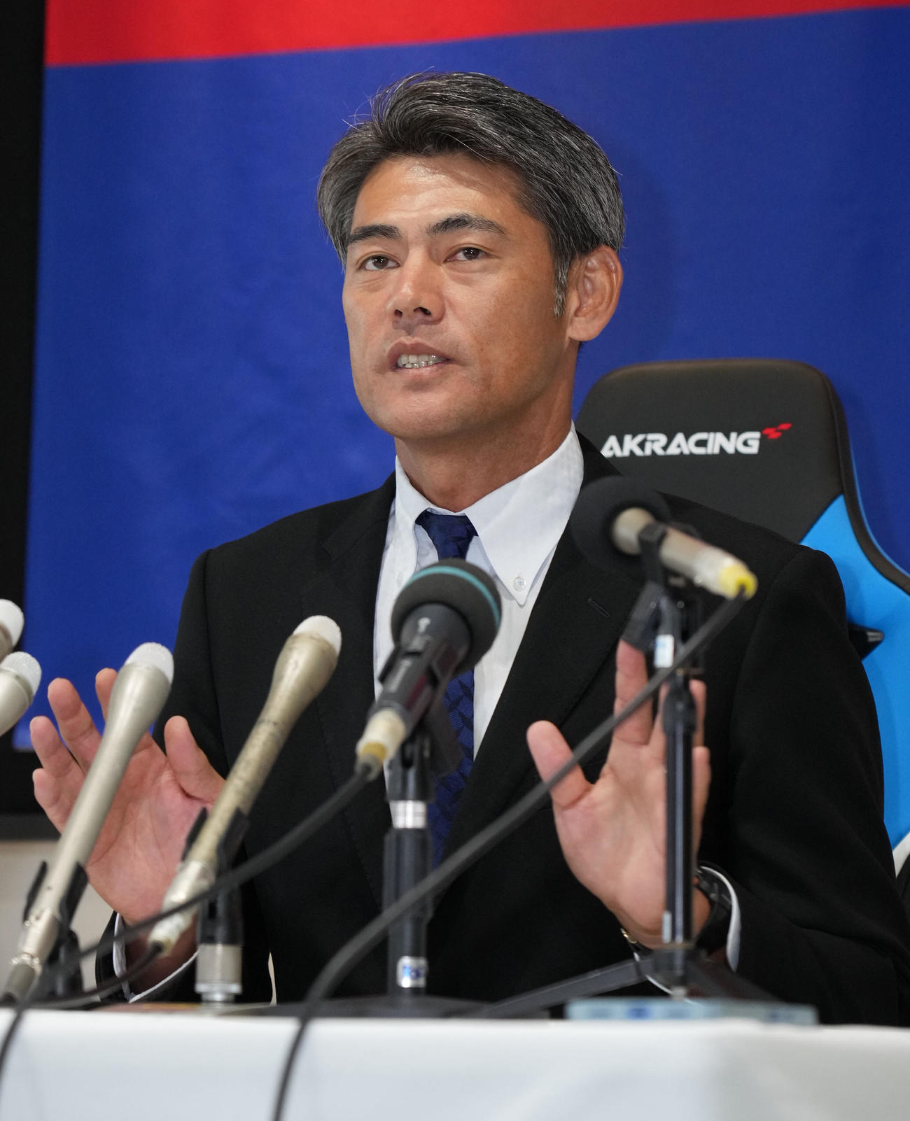 来季の中日野手総合コーチ就任が決まり会見する飯山（撮影・森本幸一）