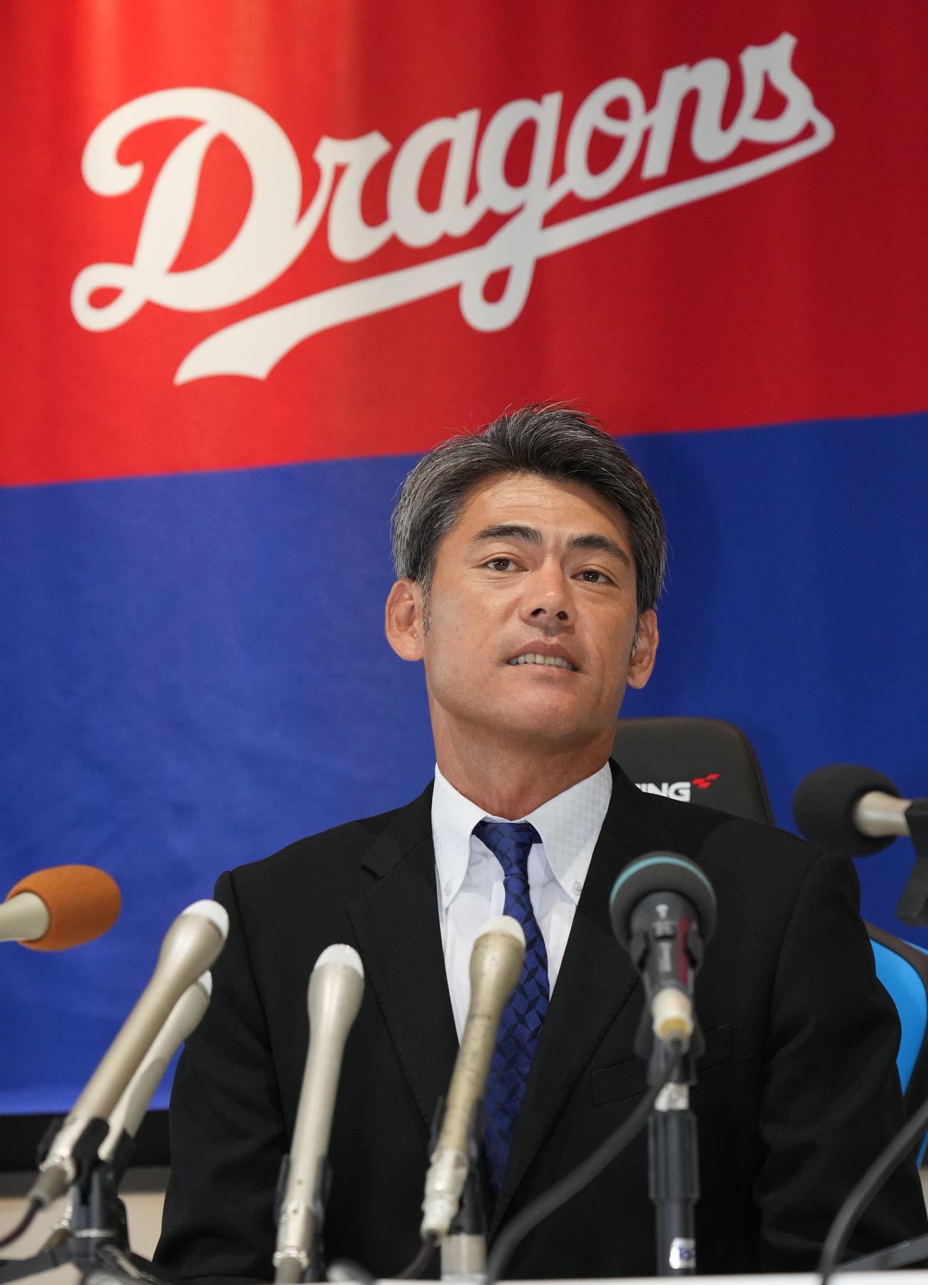 来季の中日野手総合コーチ就任が決まり会見する飯山（撮影・森本幸一）