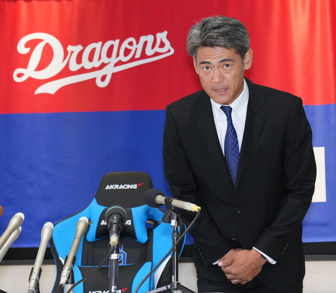 来季の中日野手総合コーチ就任が決まり会見する飯山（撮影・森本幸一）
