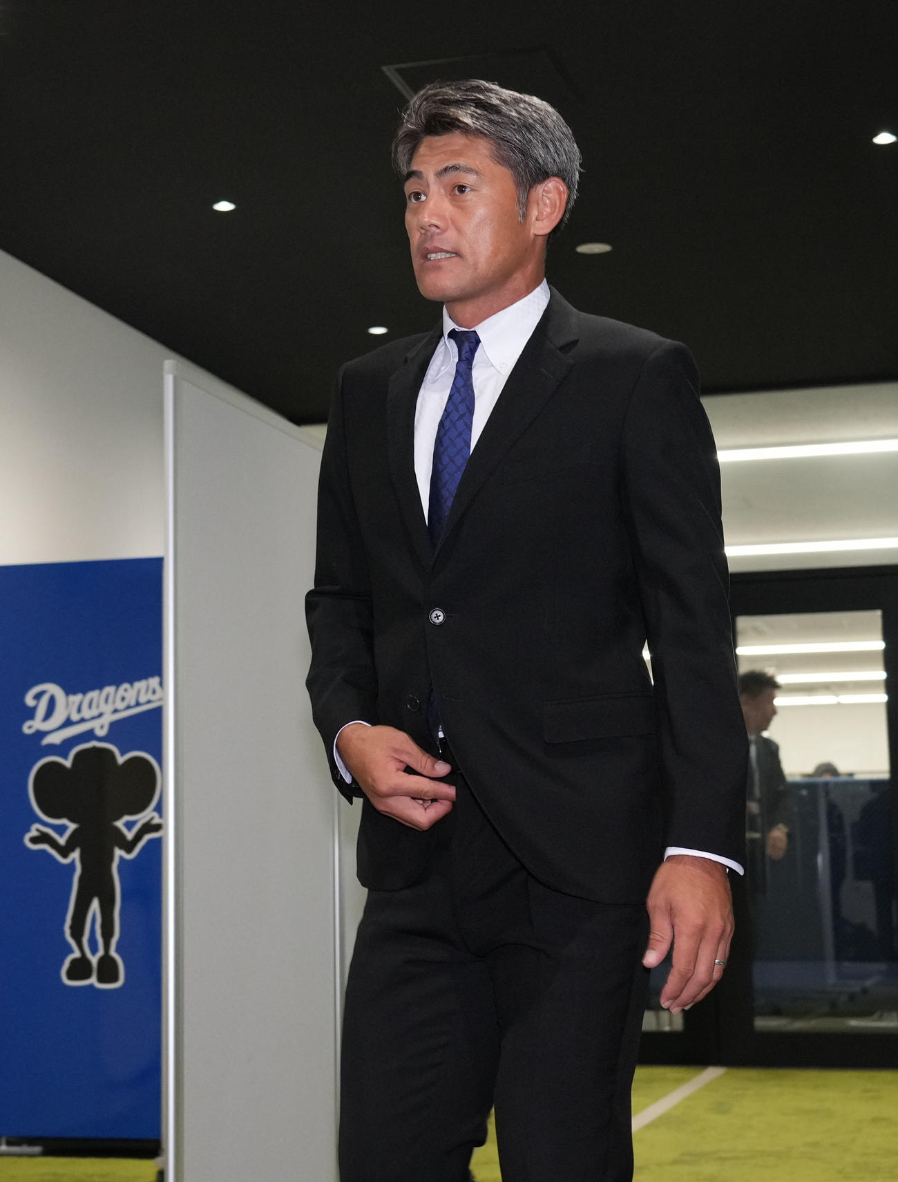 来季の中日野手総合コーチ就任が決まり会見する飯山（撮影・森本幸一）