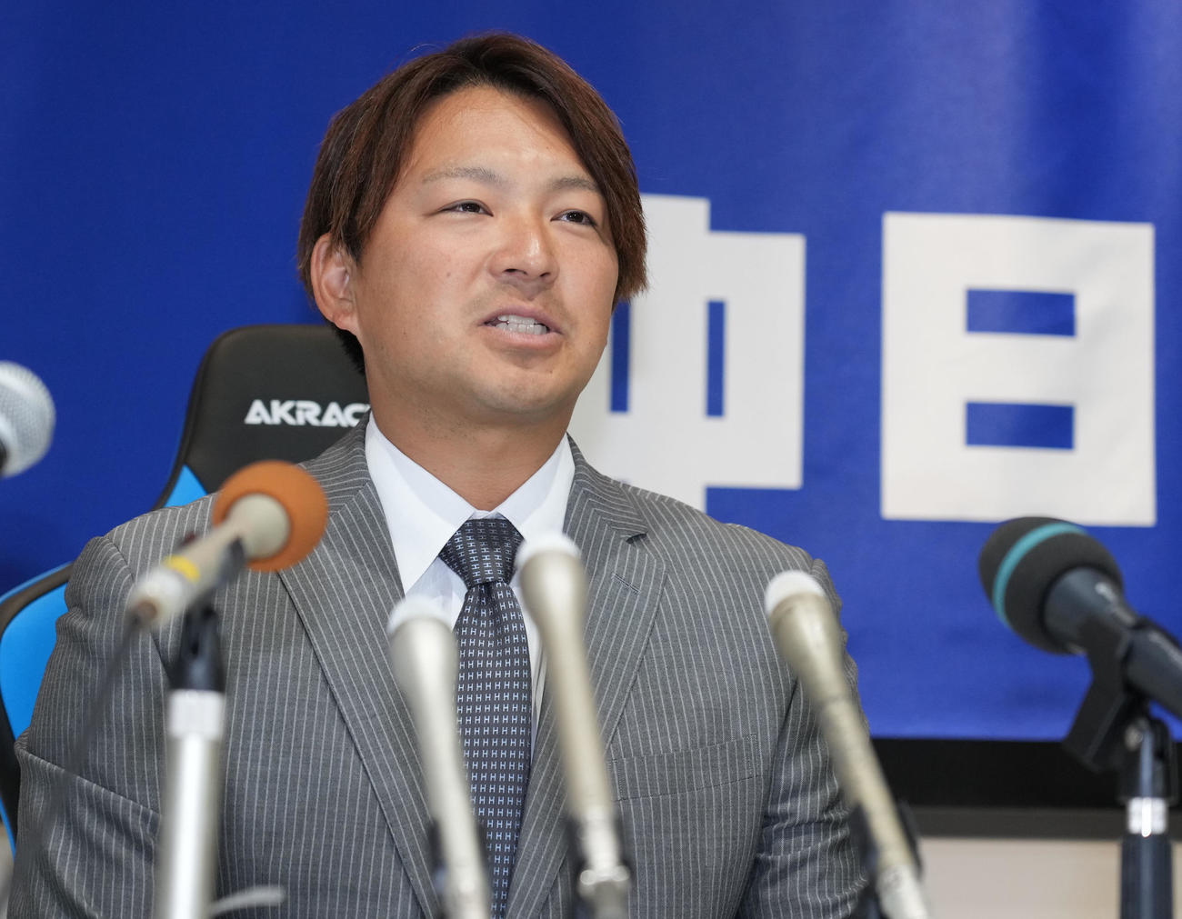 来季の中日投手コーチ就任が決まり会見する田島（撮影・森本幸一）