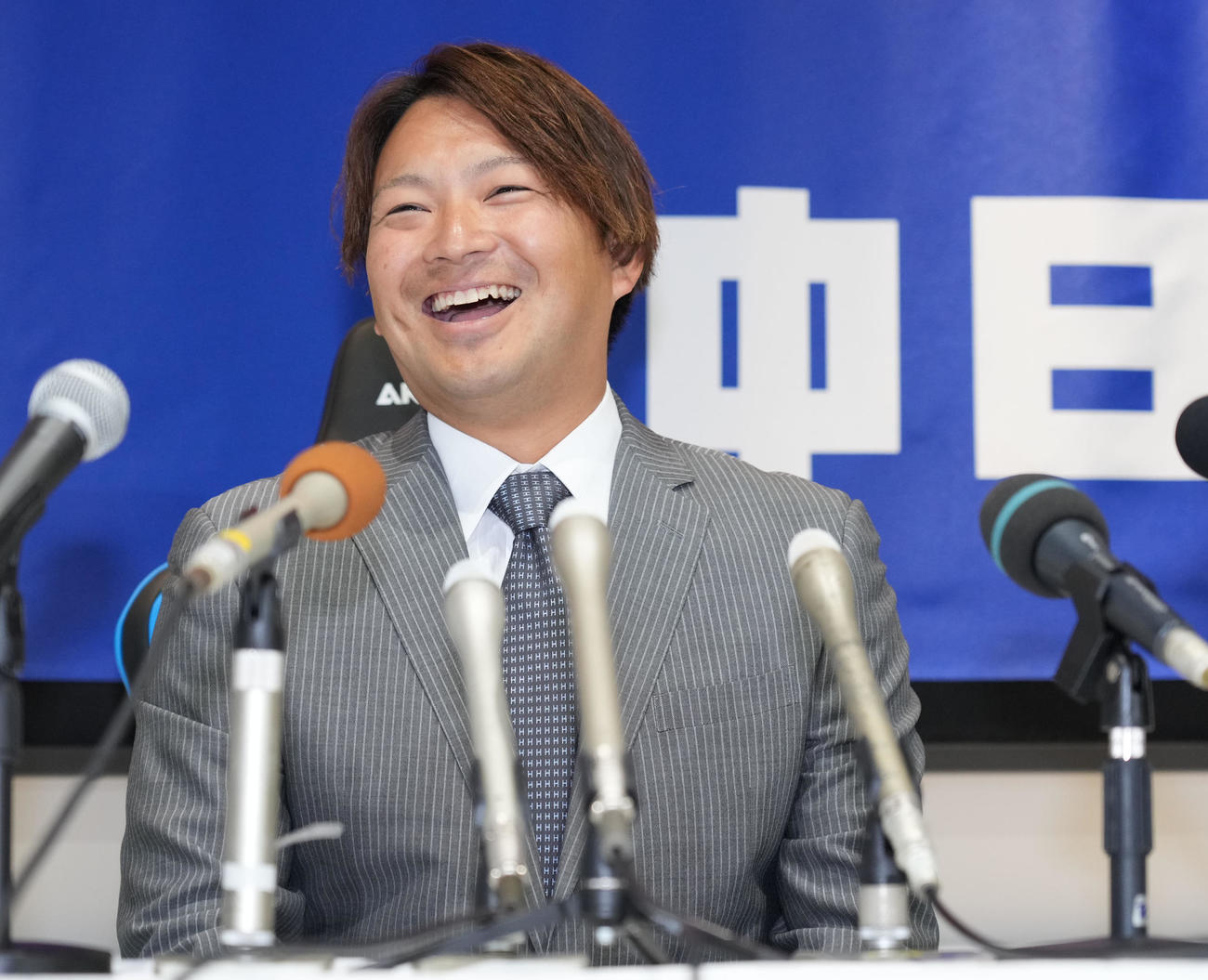 来季の中日投手コーチ就任が決まり会見する田島（撮影・森本幸一）