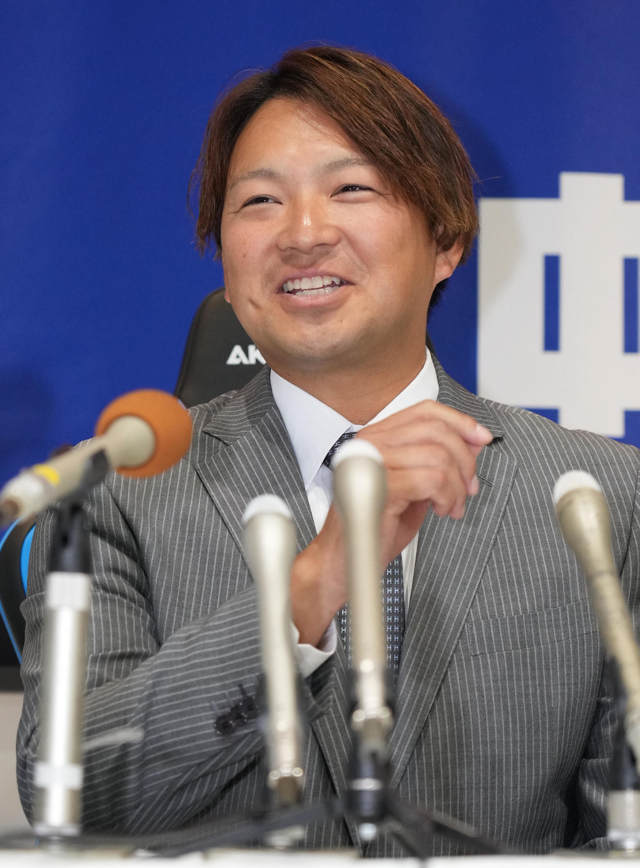 来季の中日投手コーチ就任が決まり会見する田島（撮影・森本幸一）