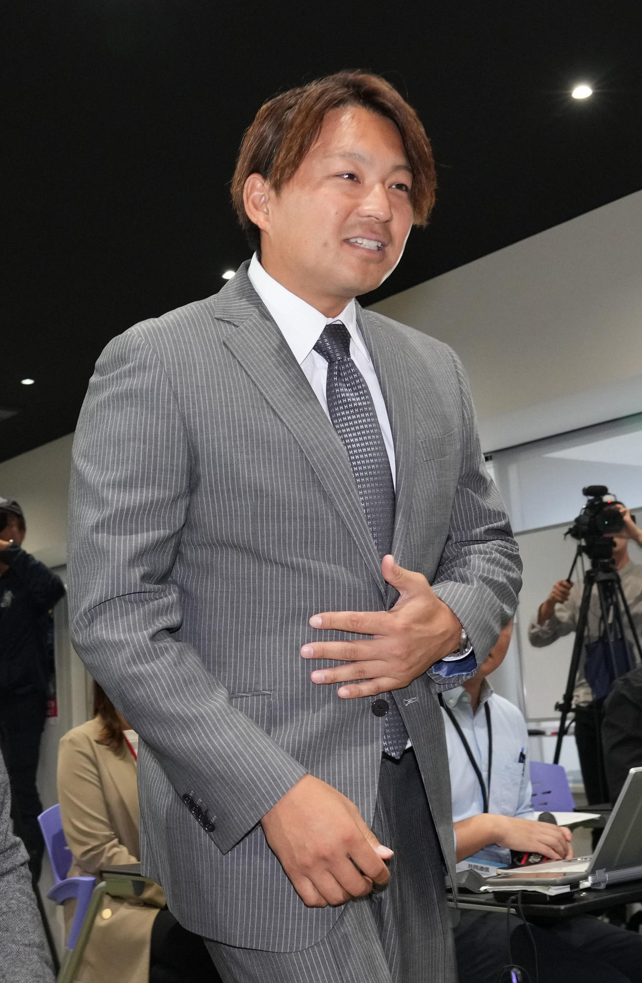 来季の中日投手コーチ就任が決まり会見する田島（撮影・森本幸一）