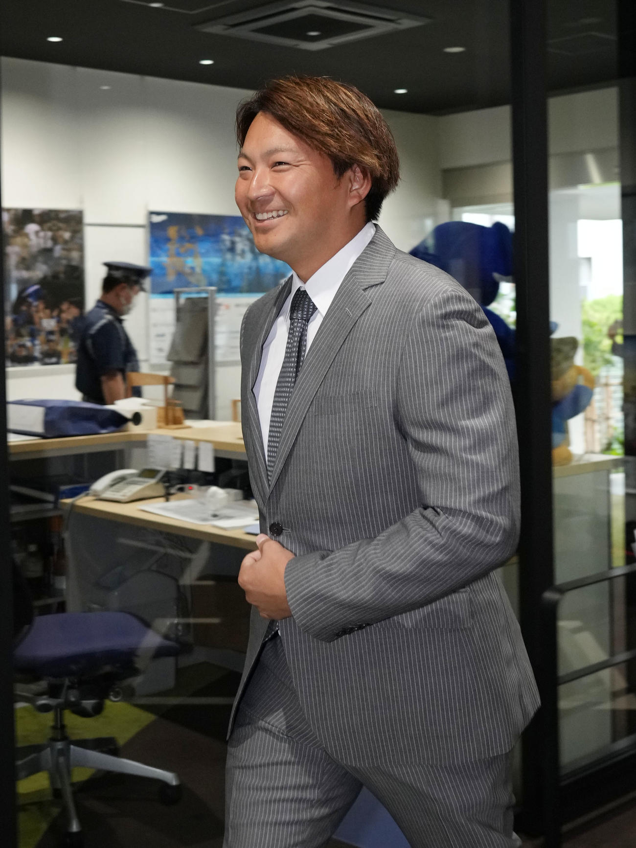 来季の中日投手コーチ就任が決まり球団事務所に訪れた田島（撮影・森本幸一）
