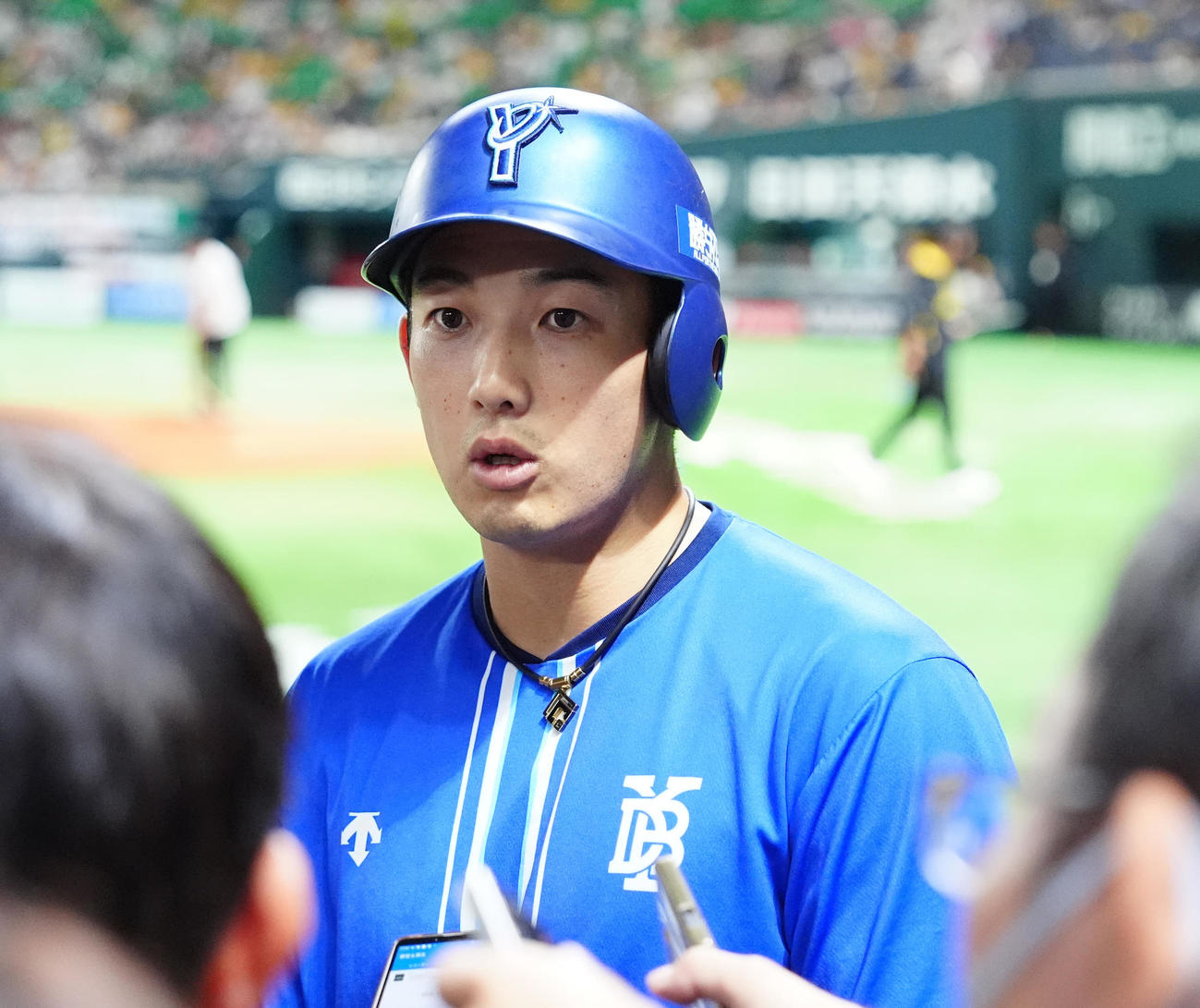 ソフトバンク対DeNA　試合前練習後、取材に応じるDeNA山本（撮影・江口和貴）