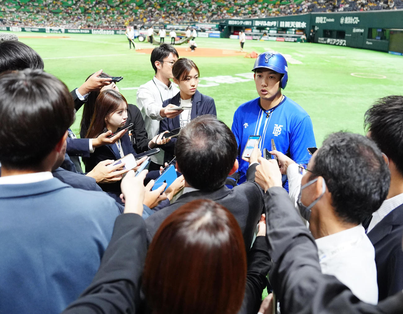 ソフトバンク対DeNA　試合前練習後、取材に応じるDeNA山本（撮影・江口和貴）