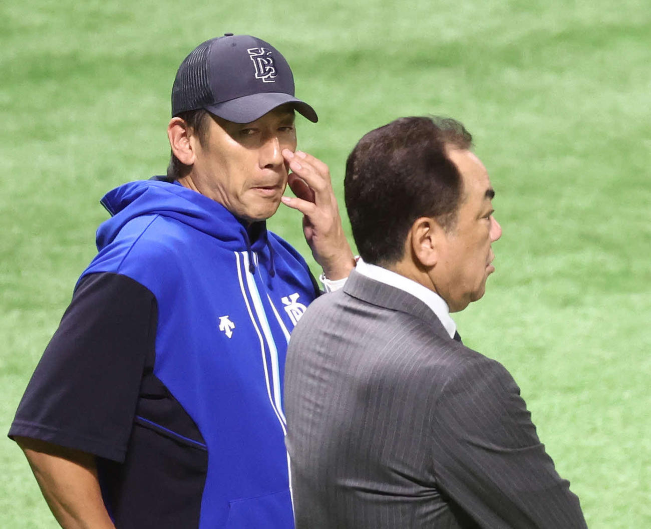 DeNA対ソフトバンク　試合前、槙原氏（手前）と言葉を交わすDeNA三浦監督（撮影・河田真司）