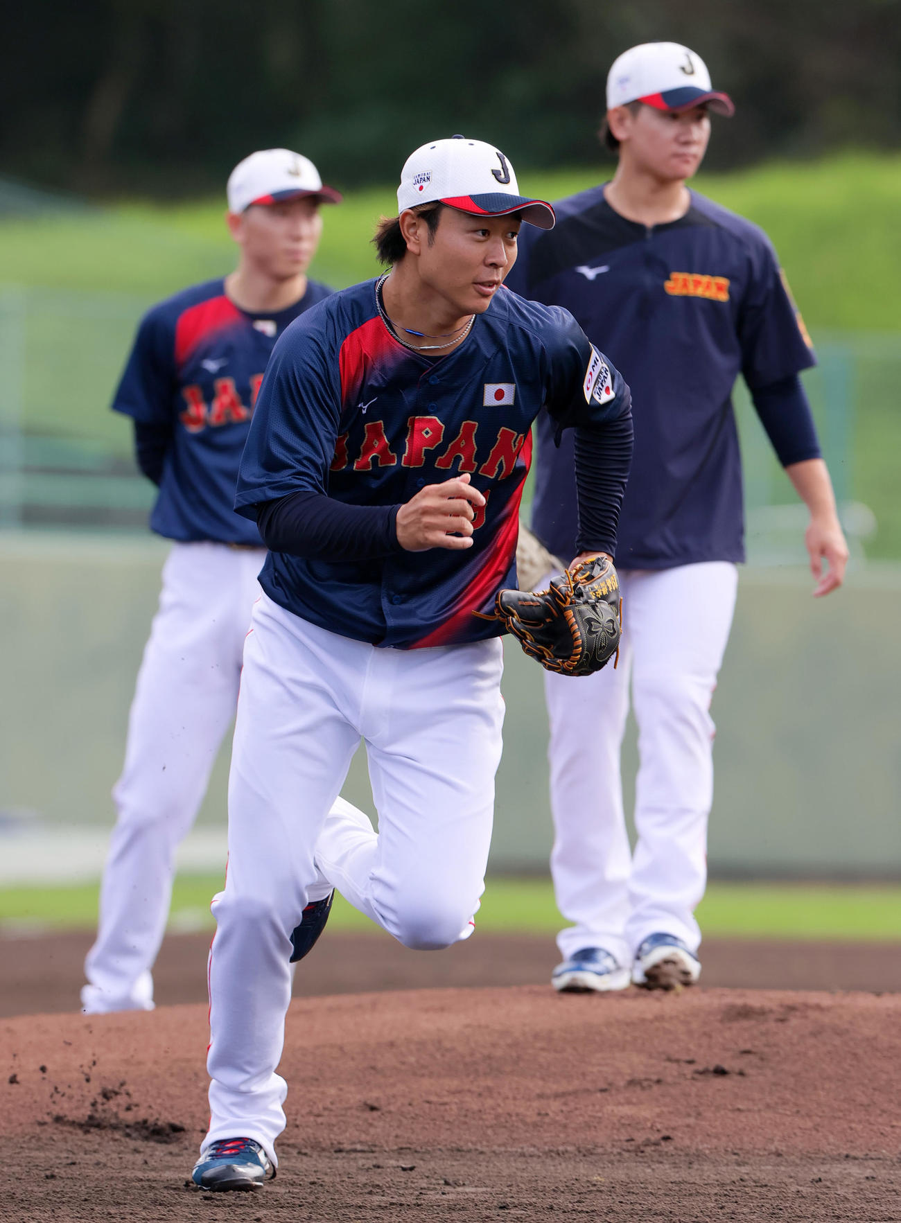 投内連係を行う中日高橋。左は巨人戸郷、右は巨人井上（撮影・上山淳一）