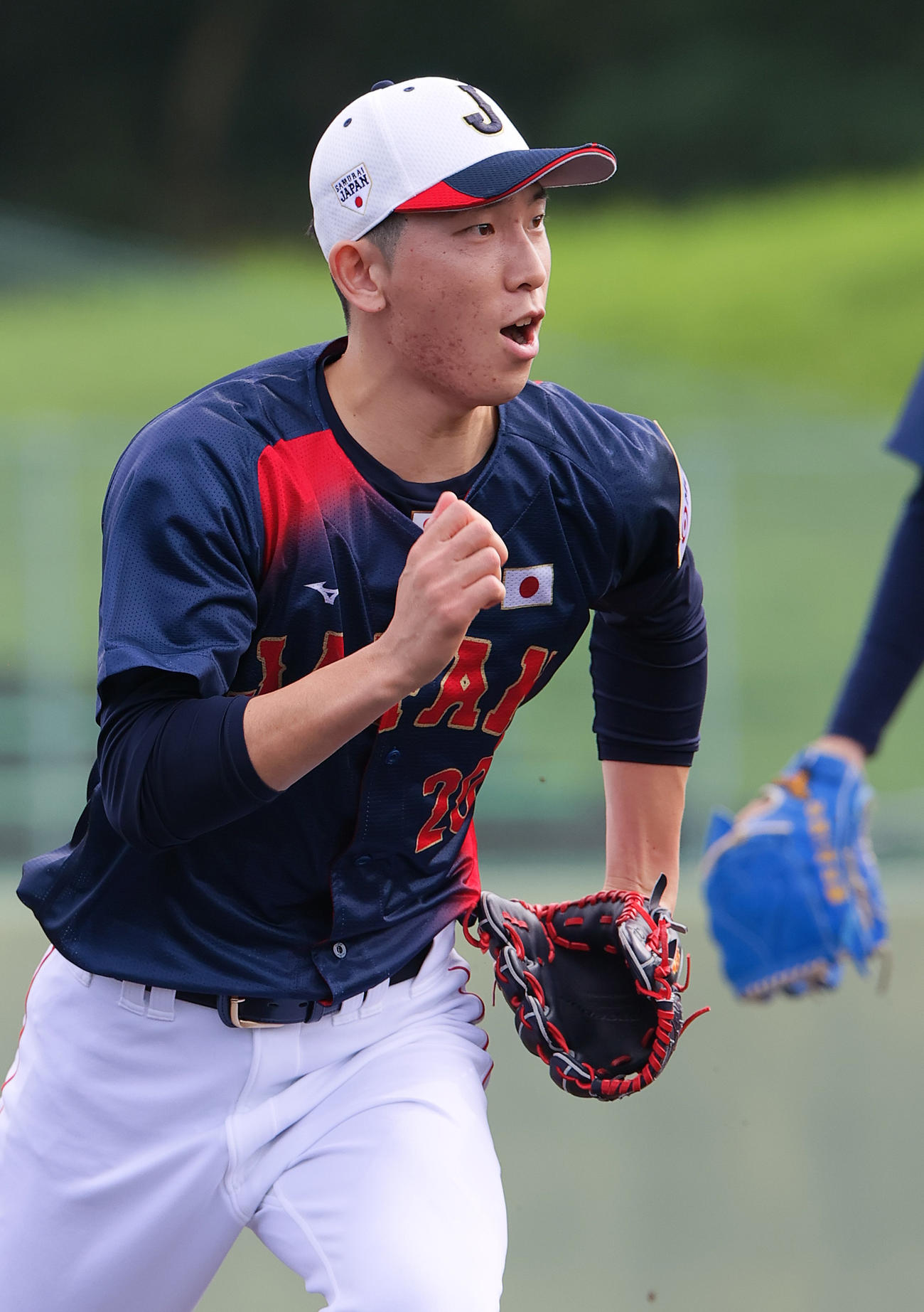投内連係を行う巨人戸郷（撮影・上山淳一）