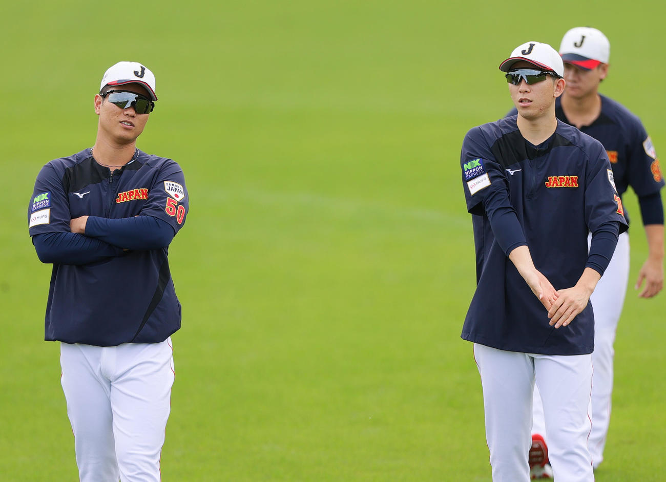 アップ中に中日清水（左）は巨人戸郷と話す（撮影・上山淳一）