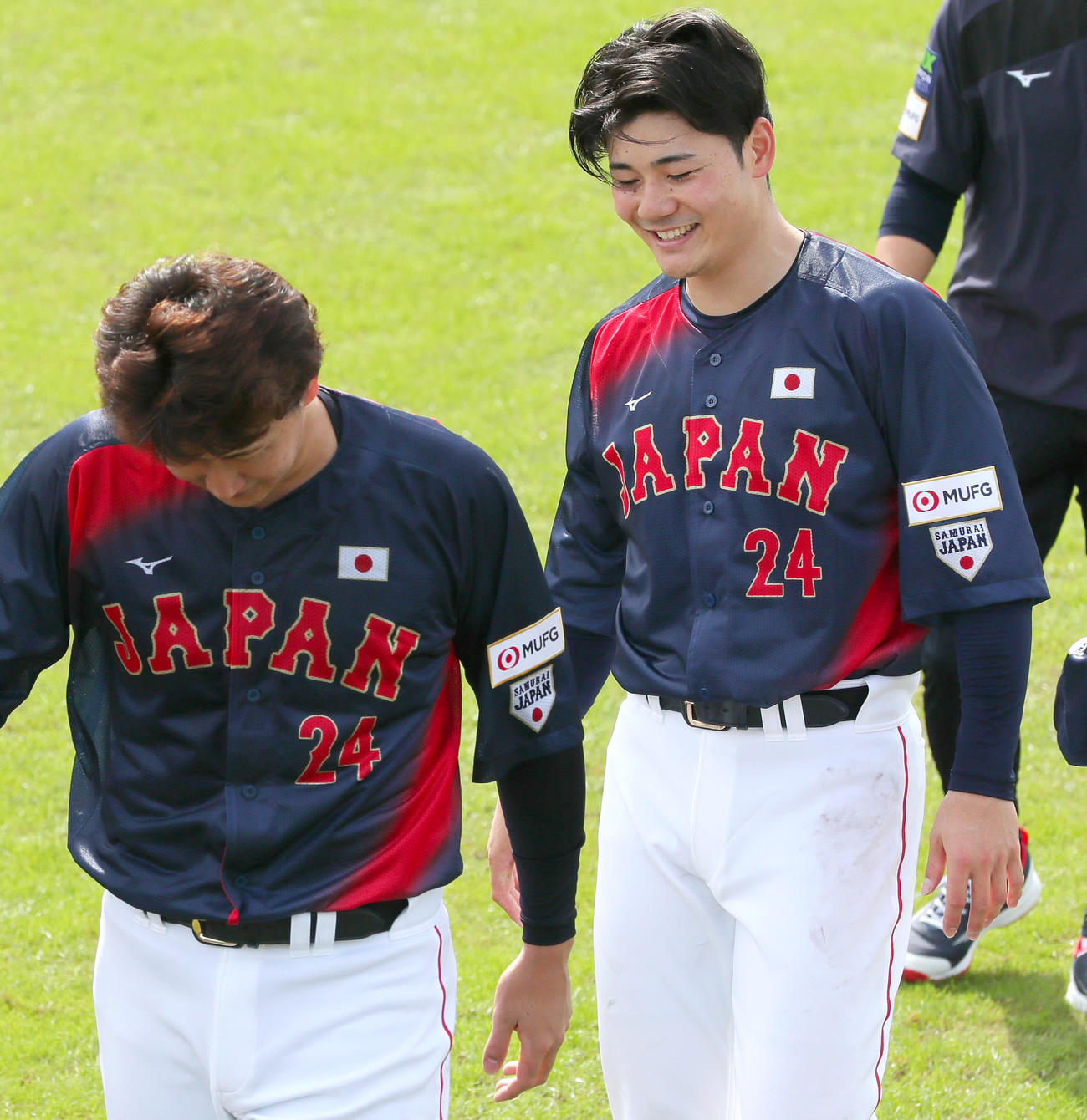 追加招集の日本ハム清宮（右）はオリックス紅林のユニホームで練習する（撮影・上山淳一）