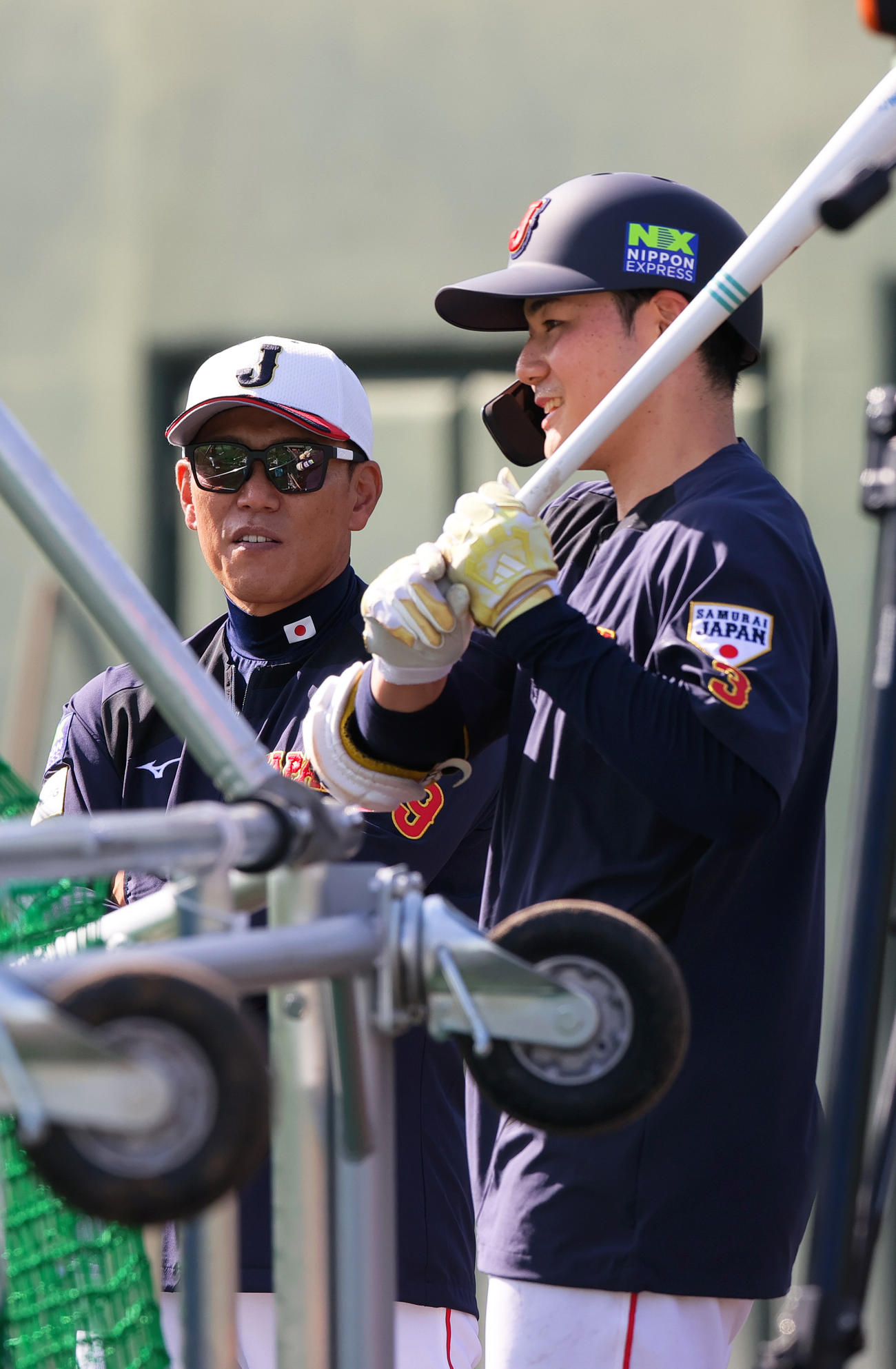 日本ハム清宮（右）と話す井端監督（撮影・上山淳一）