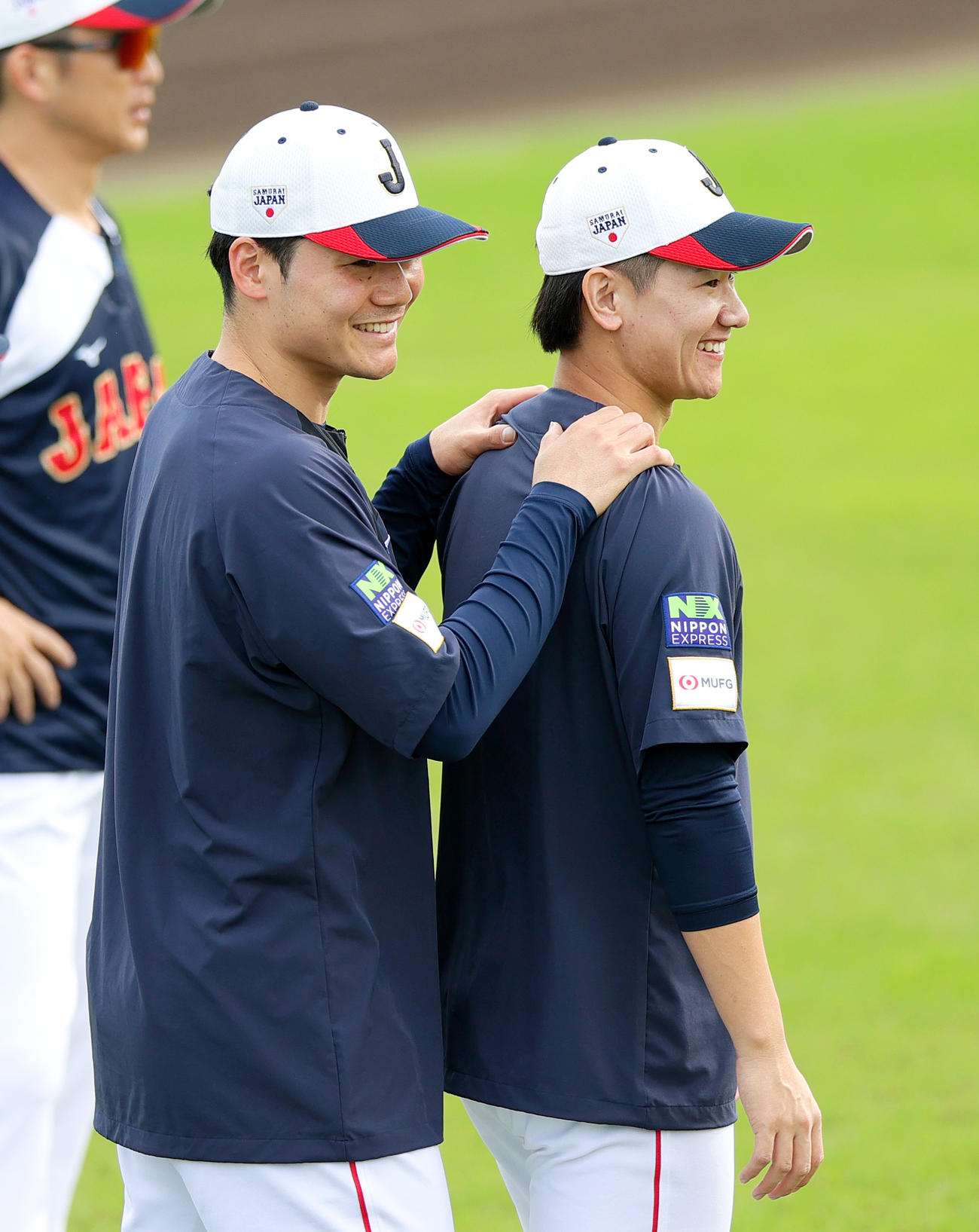 アップで笑顔を見せる日本ハム清宮（左）と巨人井上（撮影・上山淳一）