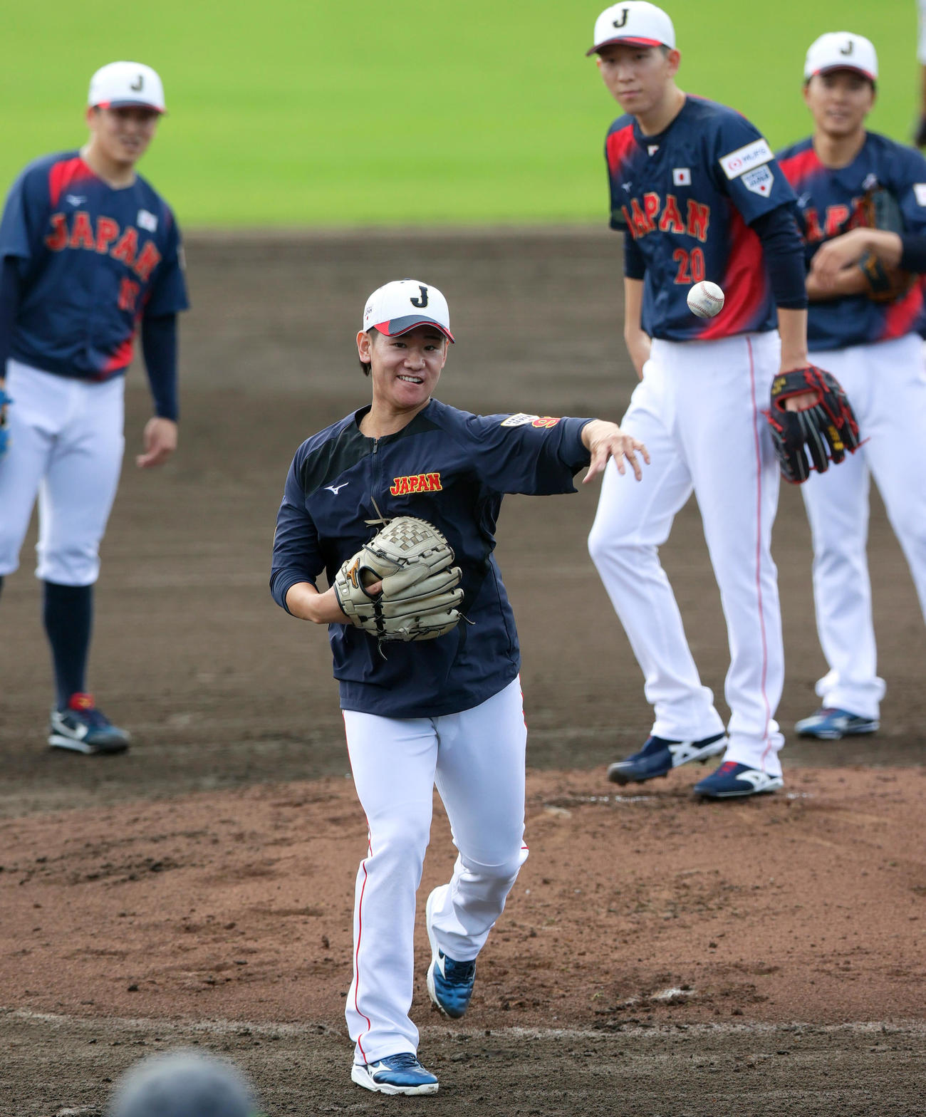 投内連係を行う巨人井上（撮影・上山淳一）
