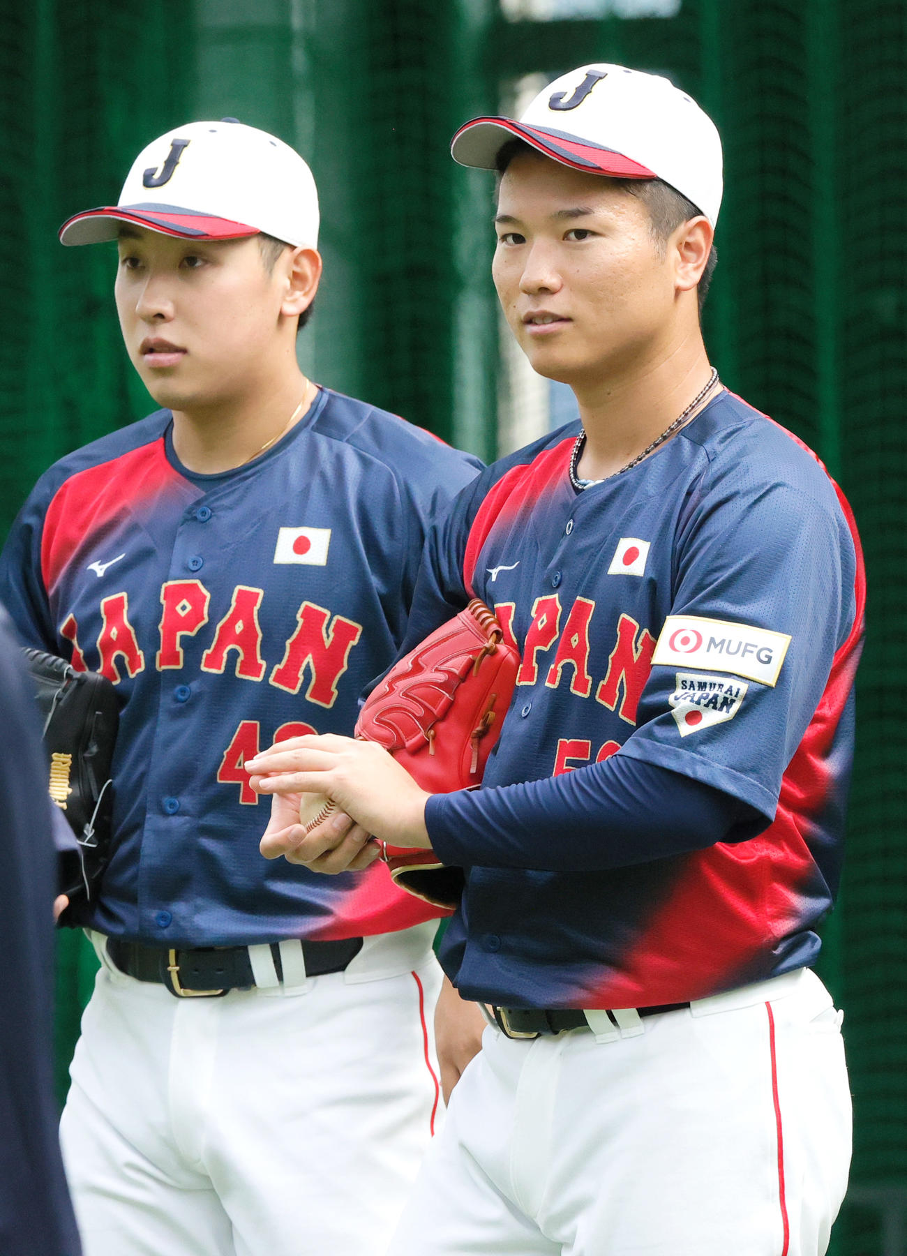 ブルペンでリラックスした表情を見せる中日清水（右）と楽天藤平（撮影・上山淳一）