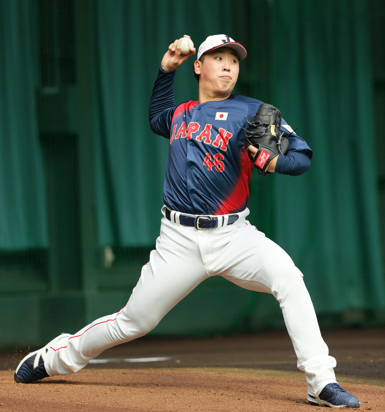 ブルペンで力投する楽天藤平（撮影・上山淳一）