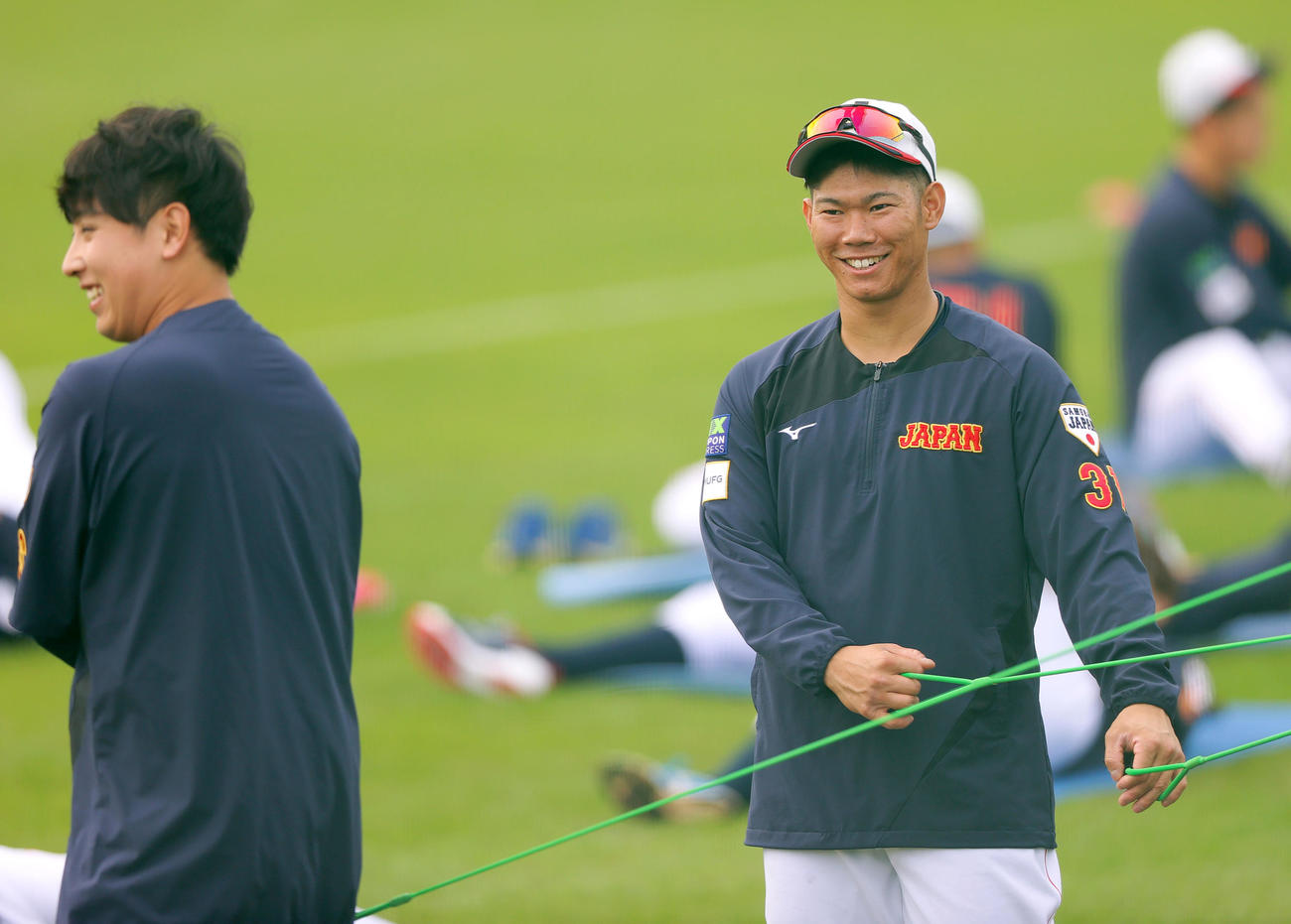 楽天藤平（左）と笑顔で話す広島坂倉（撮影・上山淳一）