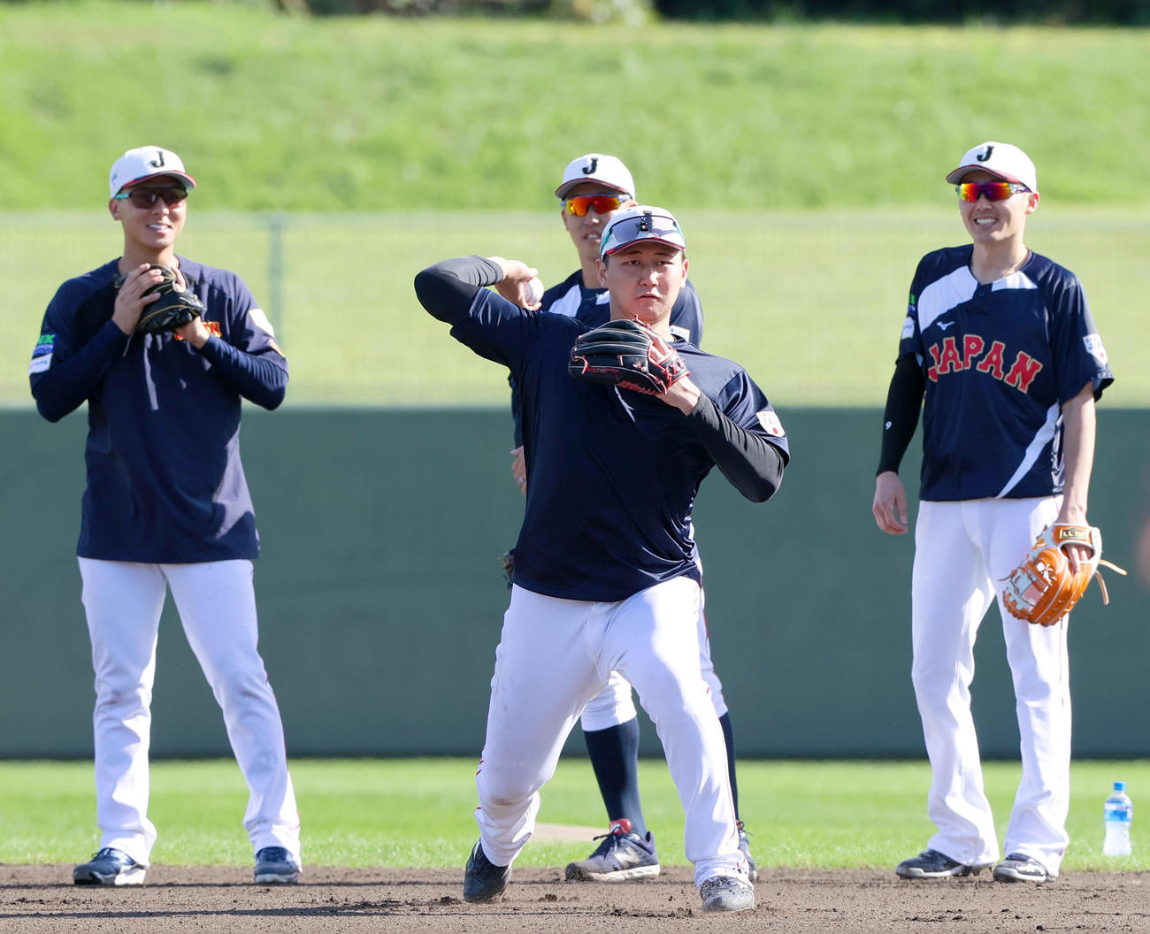 守備練習する、左から楽天村林、広島小園、オリックス紅林、西武源田（撮影・上山淳一）