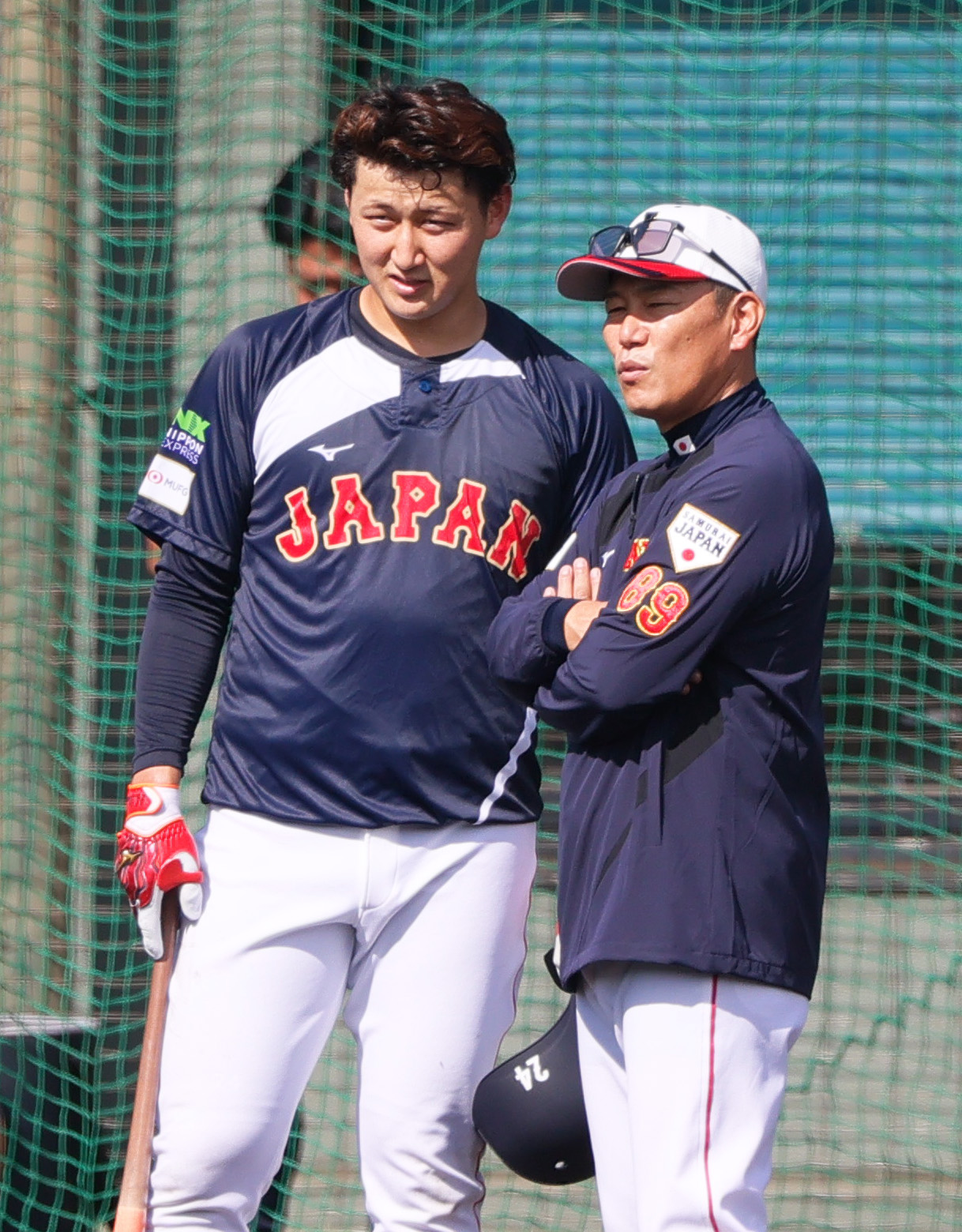 オリックス紅林（左）と話す井端監督（撮影・上山淳一）