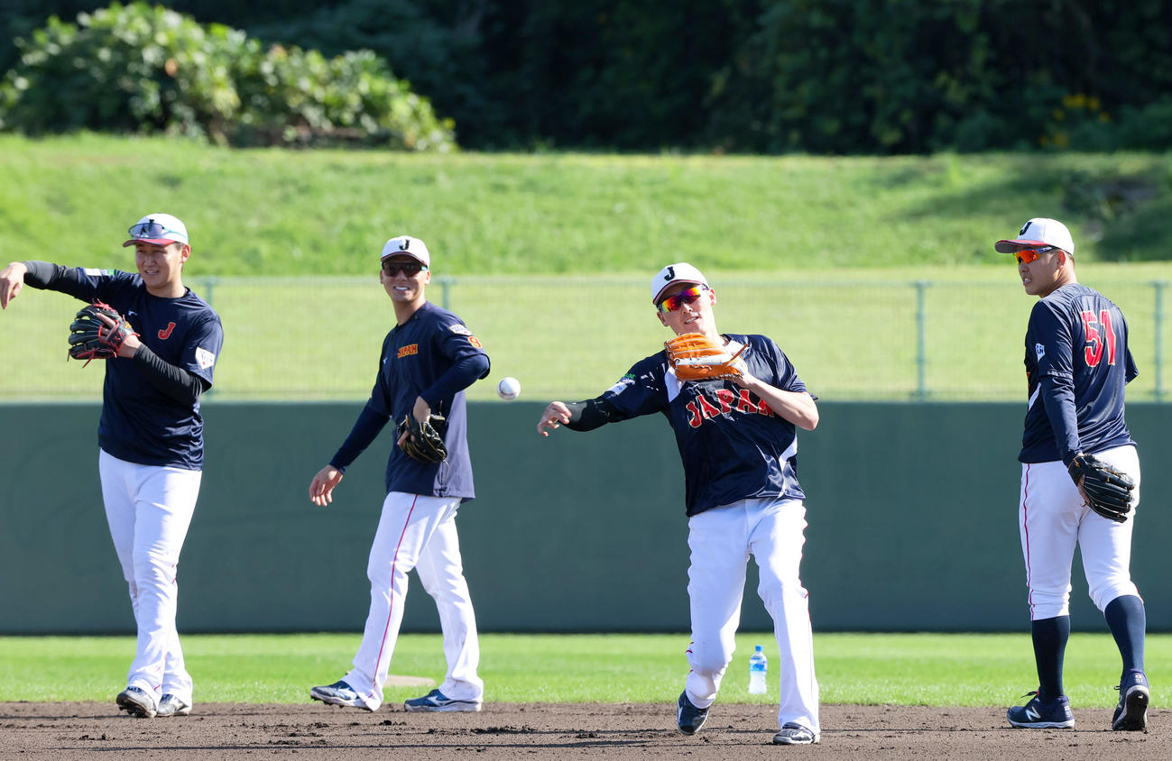 守備練習する、左からオリックス紅林、楽天村林、西武源田、広島小園（撮影・上山淳一）