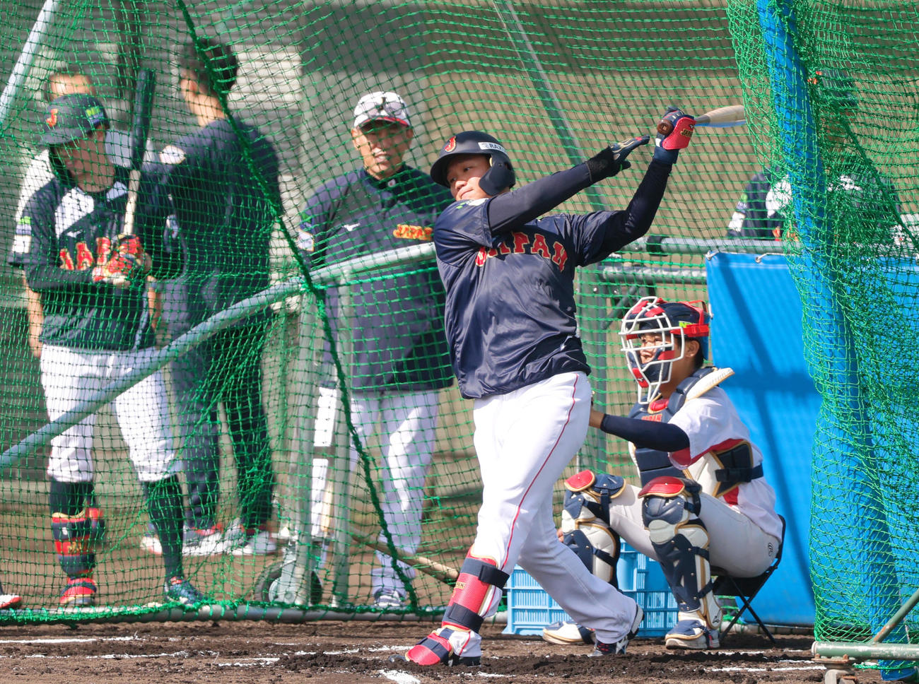 井端監督の視線を受けてフリー打撃を行う阪神森下（撮影・上山淳一）