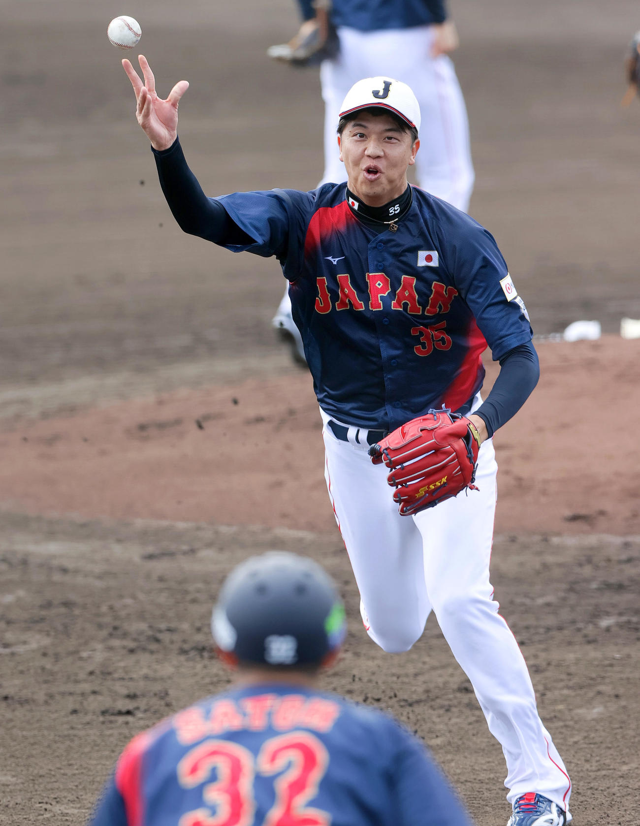 投内連係を行う阪神才木（撮影・上山淳一）