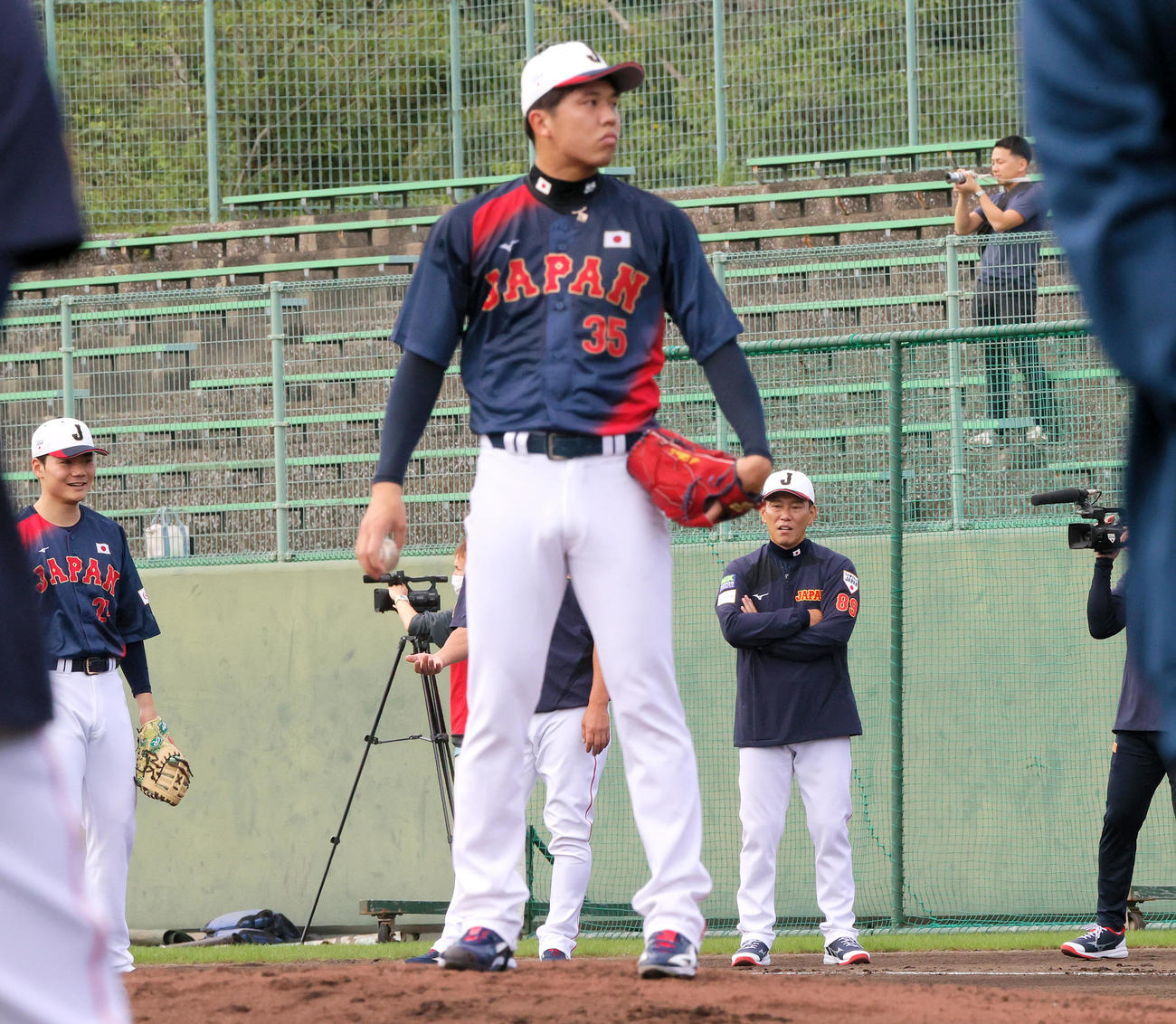 投内連係を見つめる侍ジャパン井端監督（右）。手前は阪神才木、左は日本ハム清宮（撮影・上山淳一）