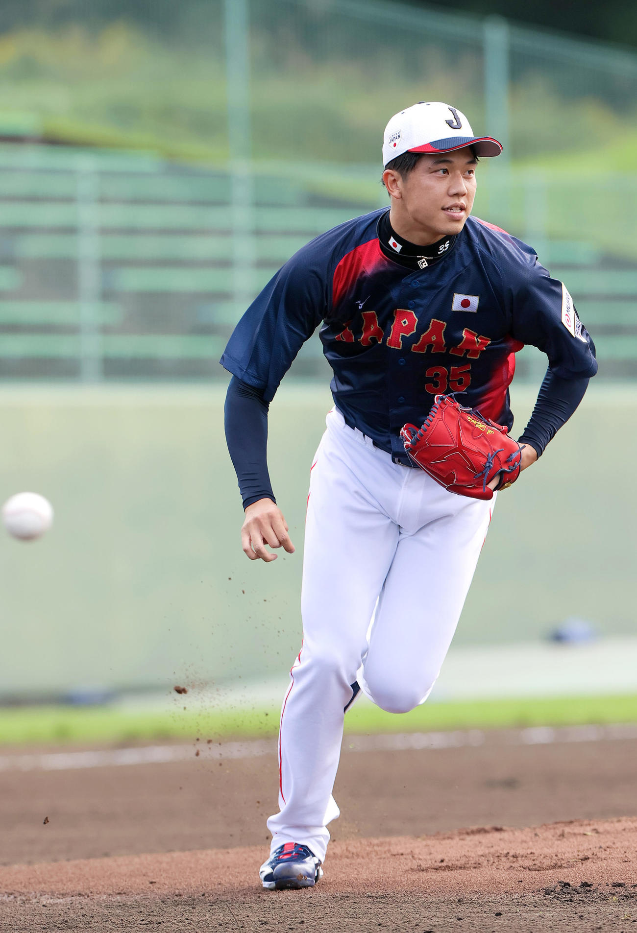 投内連係を行う阪神才木（撮影・上山淳一）