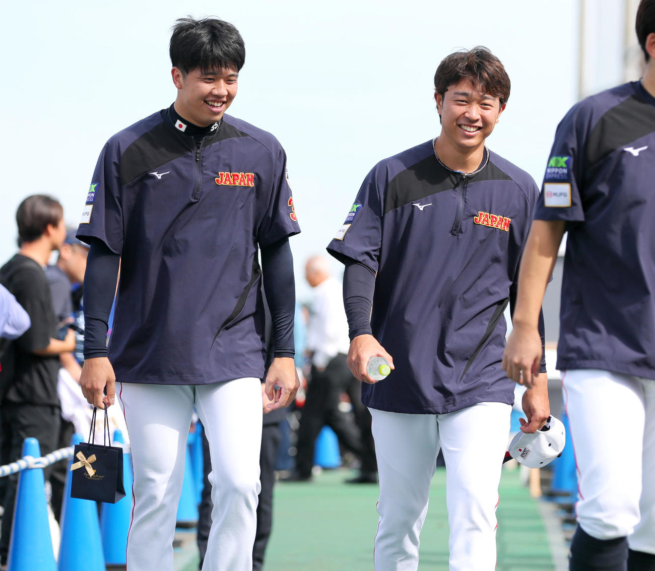 阪神才木（左）と中日高橋は笑顔で話しながら練習場を移動する（撮影・上山淳一）