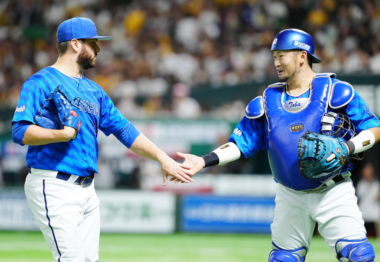 ソフトバンク対DeNA 1回裏終了後、DeNA捕手戸柱（右）とタッチを交わす先発のケイ（撮影・江口和貴）
