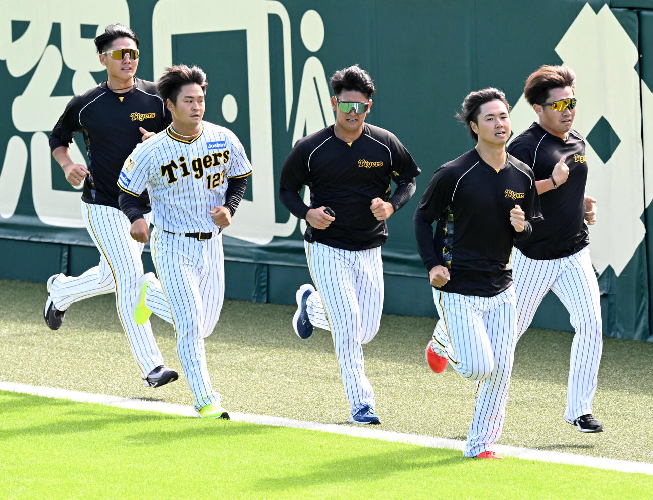 外野を走る、先頭から桐敷、浜地、岡留、松原、西純（撮影・前岡正明）