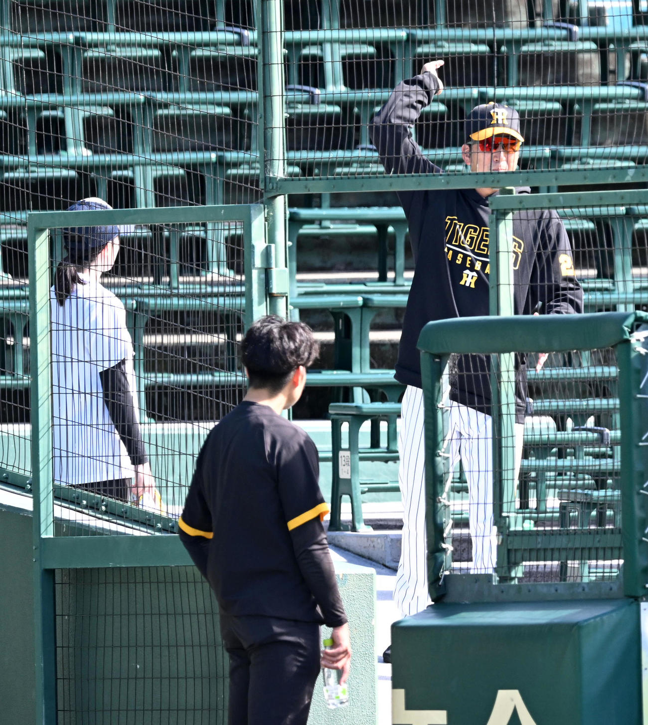 タイガースWomenの選手にアドバイスをする藤川監督（撮影・前岡正明）