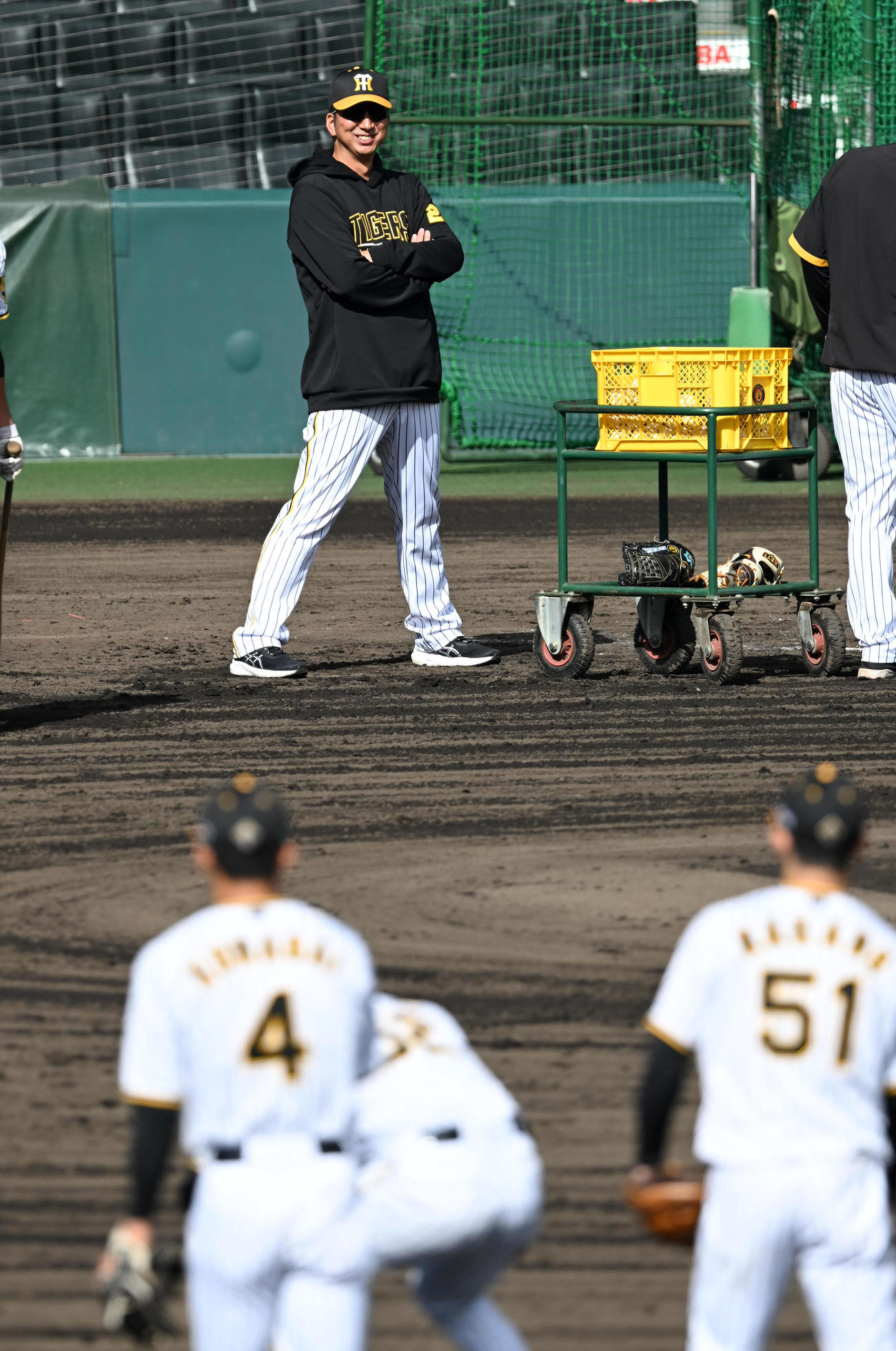 守備練習を見守る藤川監督（撮影・前岡正明）