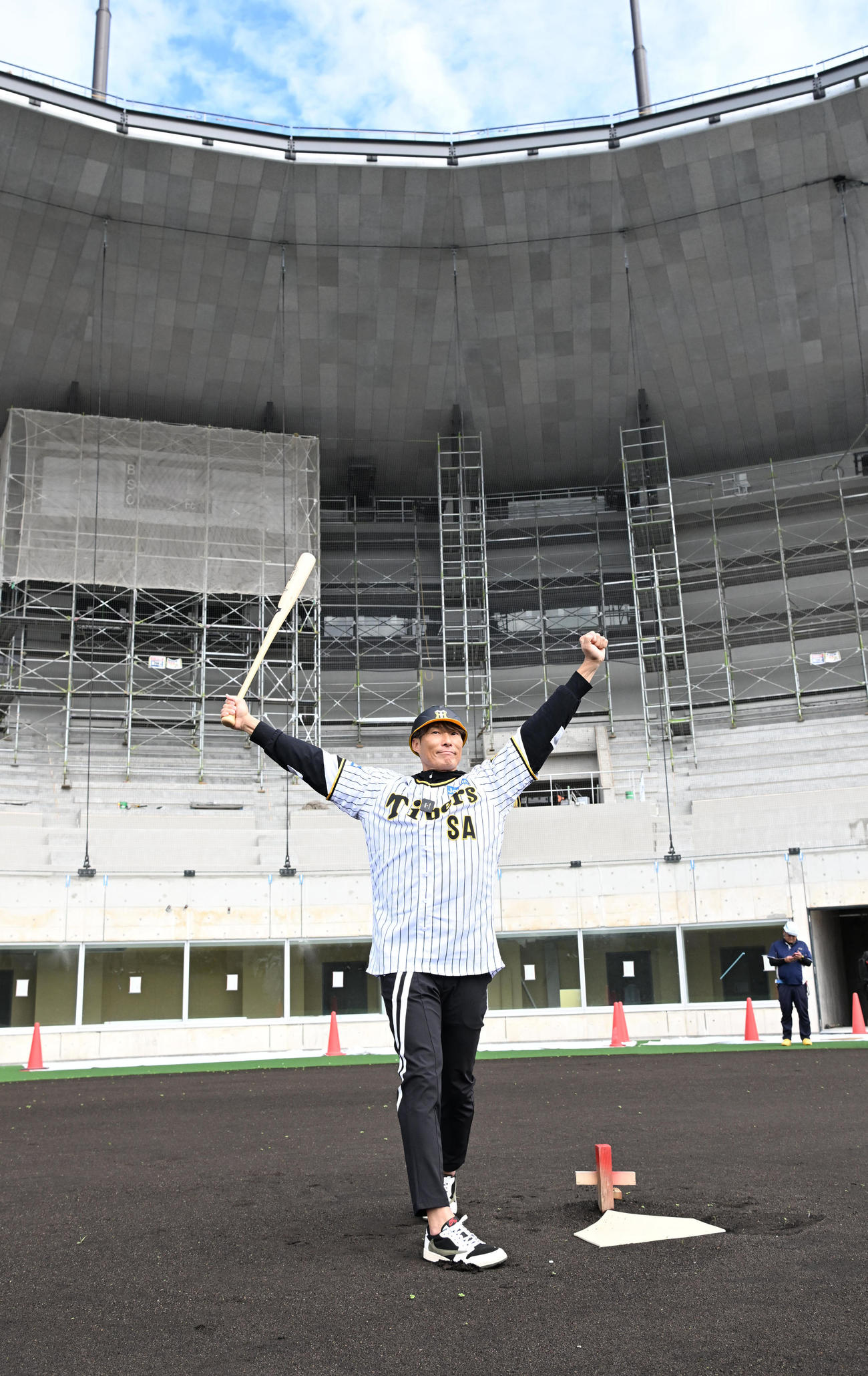 バックネットを背に阪神2軍新施設を視察する阪神糸井SA（撮影・和賀正仁）