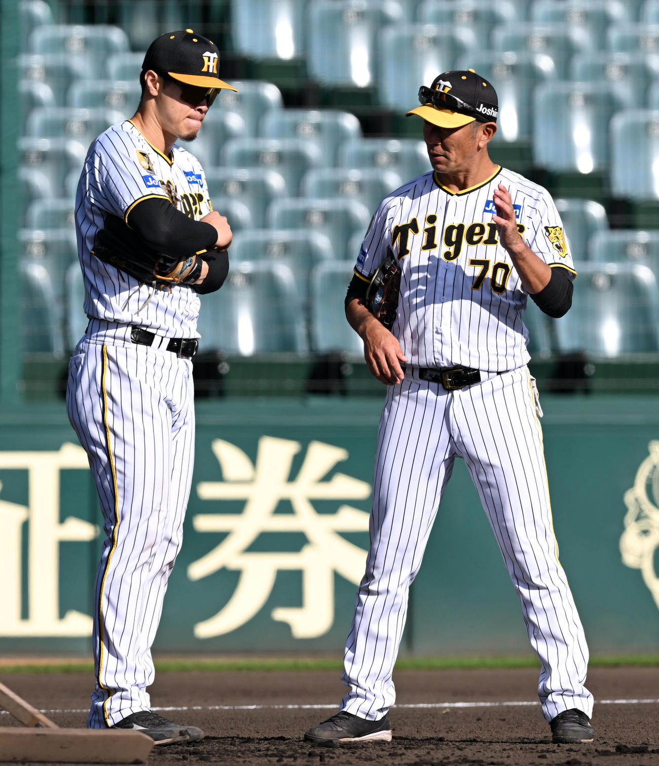 田中コーチ（右）と話す佐藤輝（撮影・前岡正明）