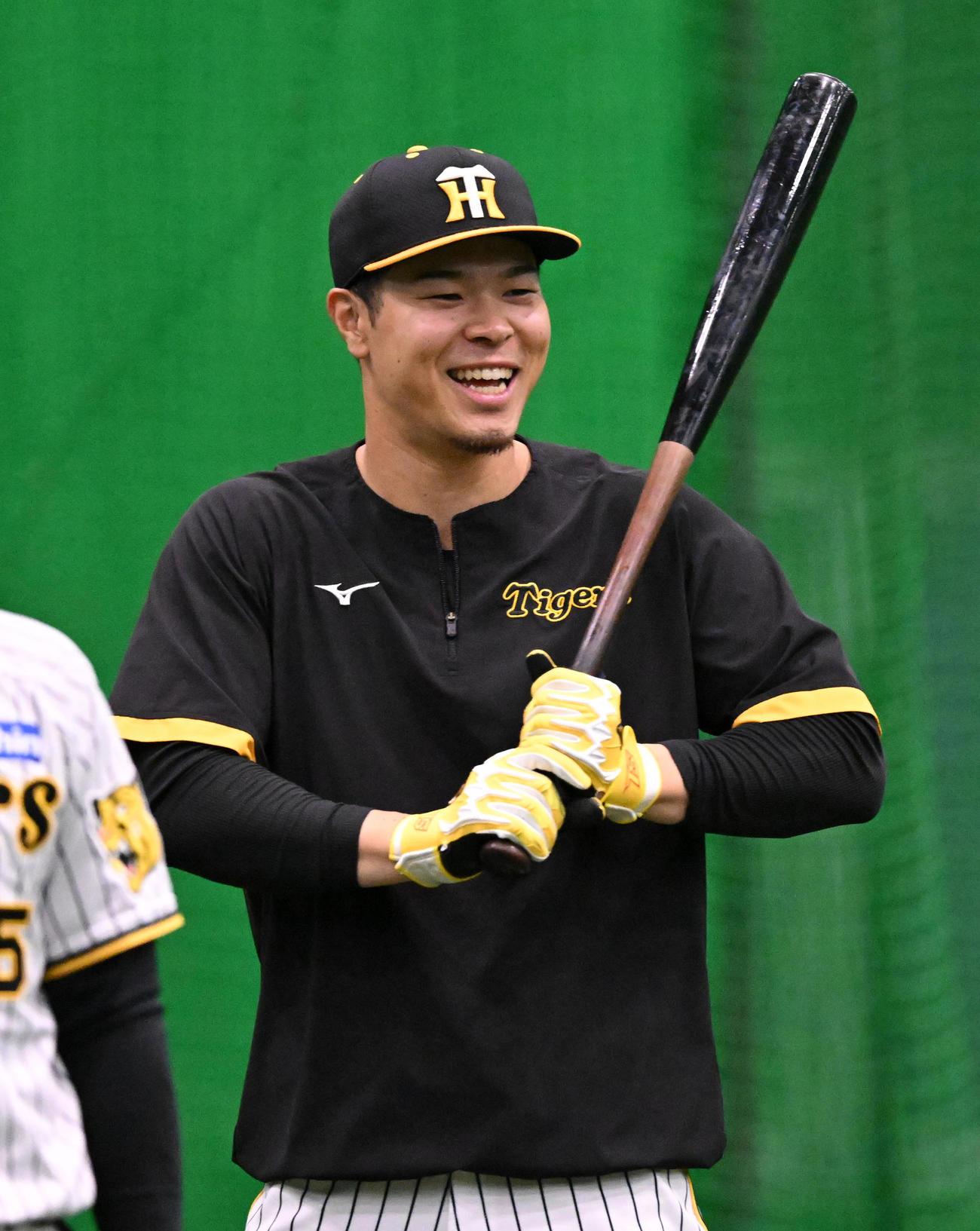 笑顔で打撃練習に励む阪神佐藤輝（撮影・前岡正明）
