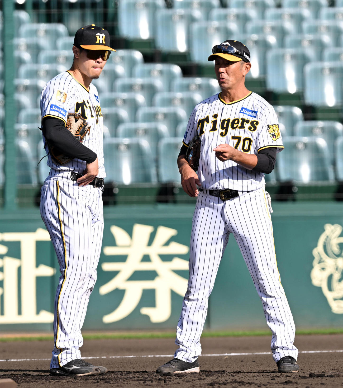 田中コーチ（右）と話す佐藤輝（撮影・前岡正明）