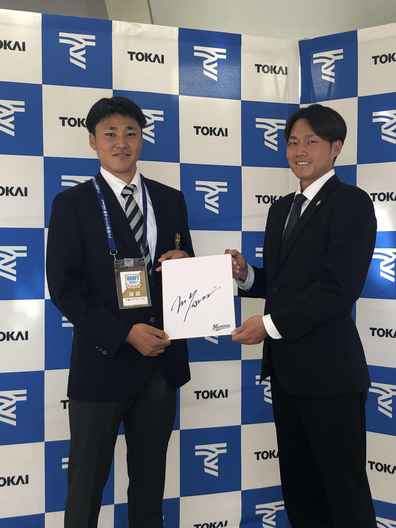 ロッテのドラフト5位、東海大九州キャンパス・広池康志郎投手（左）は、有吉担当スカウトから指名あいさつを受けた（球団提供）