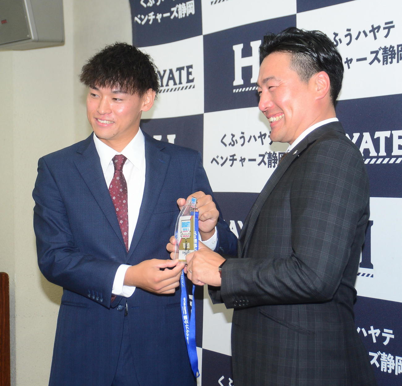 担当の筒井スカウト（右）と写真に収まるくふうハヤテ・早川