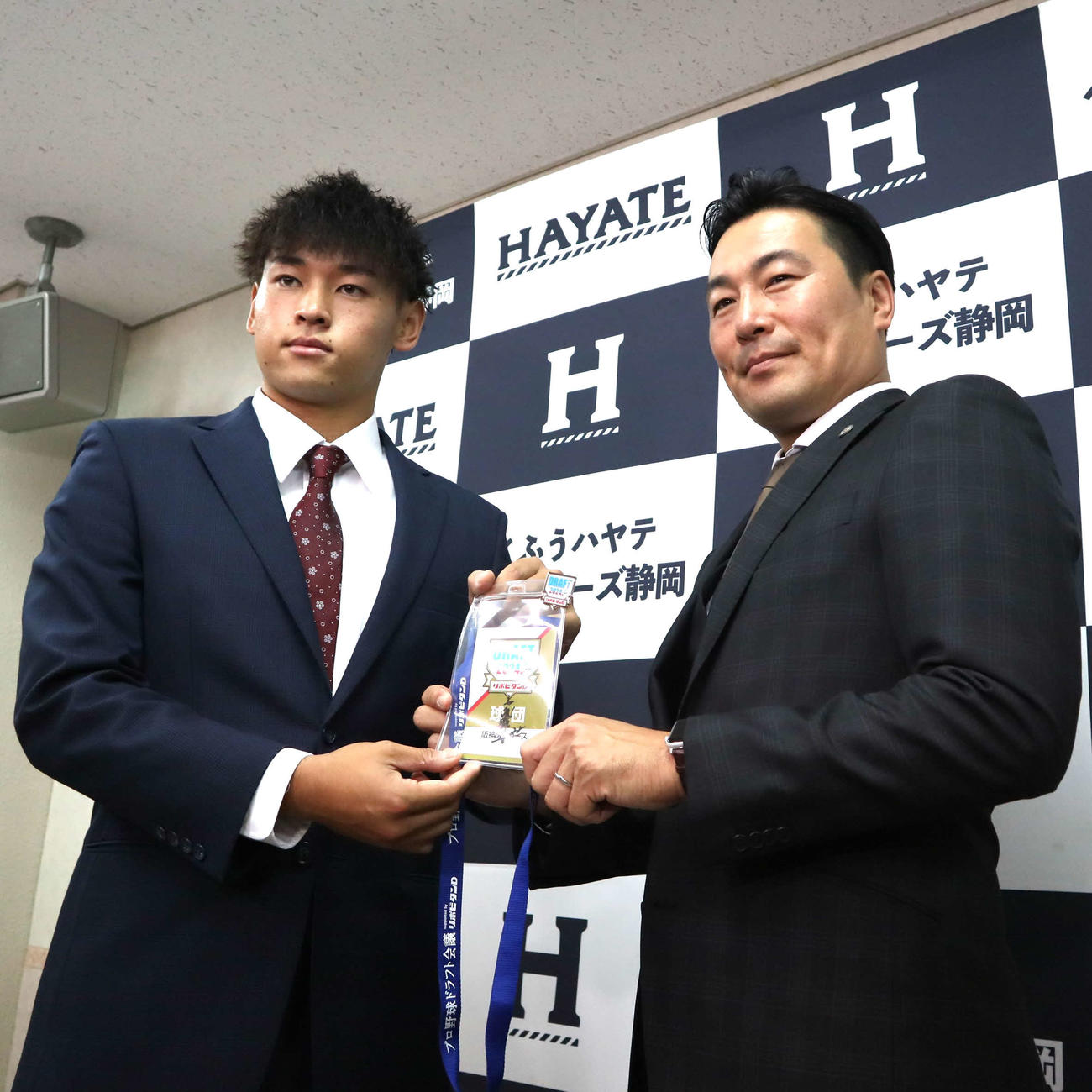 阪神筒井スカウト（右）から指名あいさつを受けたくふうハヤテ早川（撮影・村松万里子）