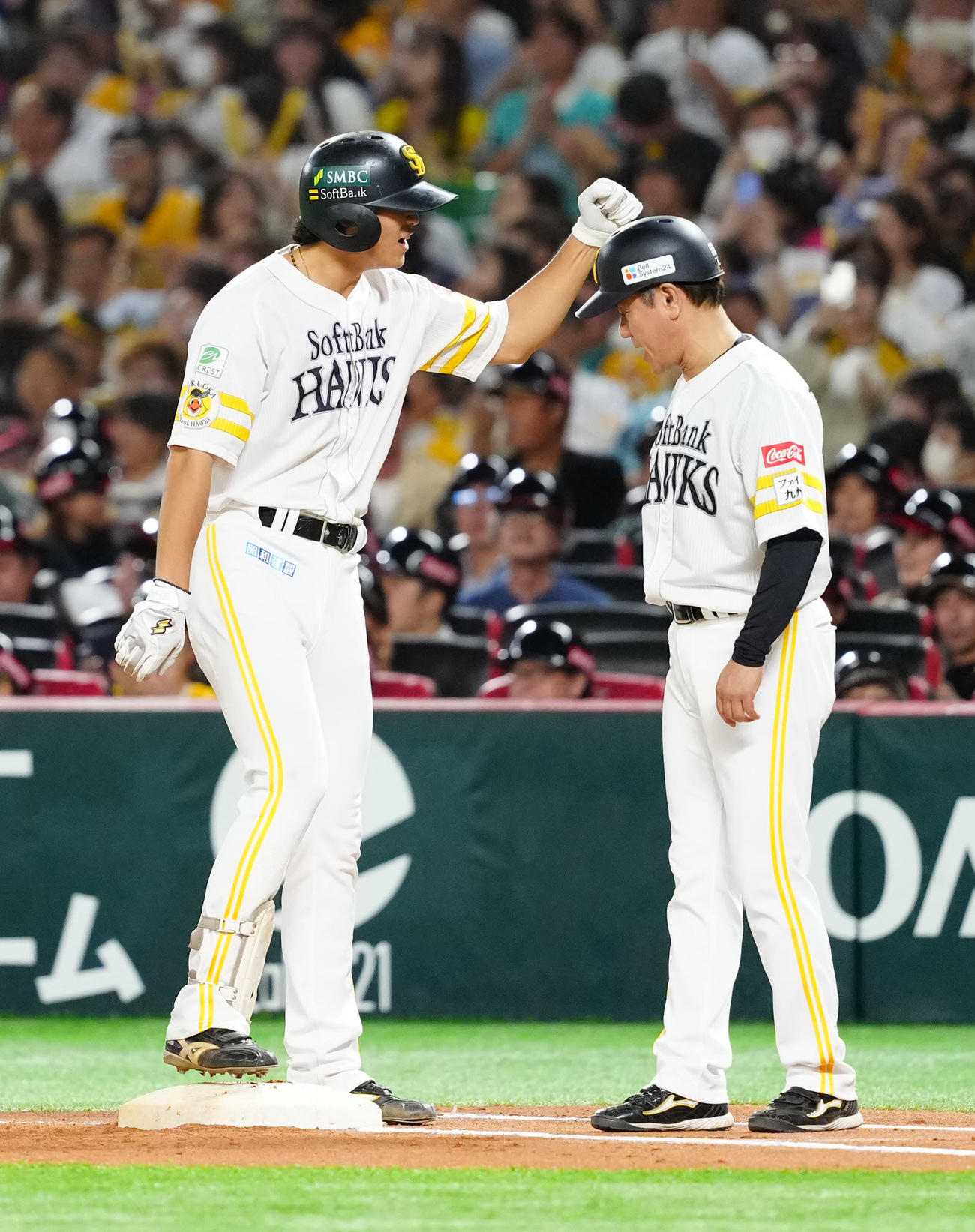 ソフトバンク対DeNA 6回裏ソフトバンク無死、左前打を放った笹川（左）（撮影・江口和貴）