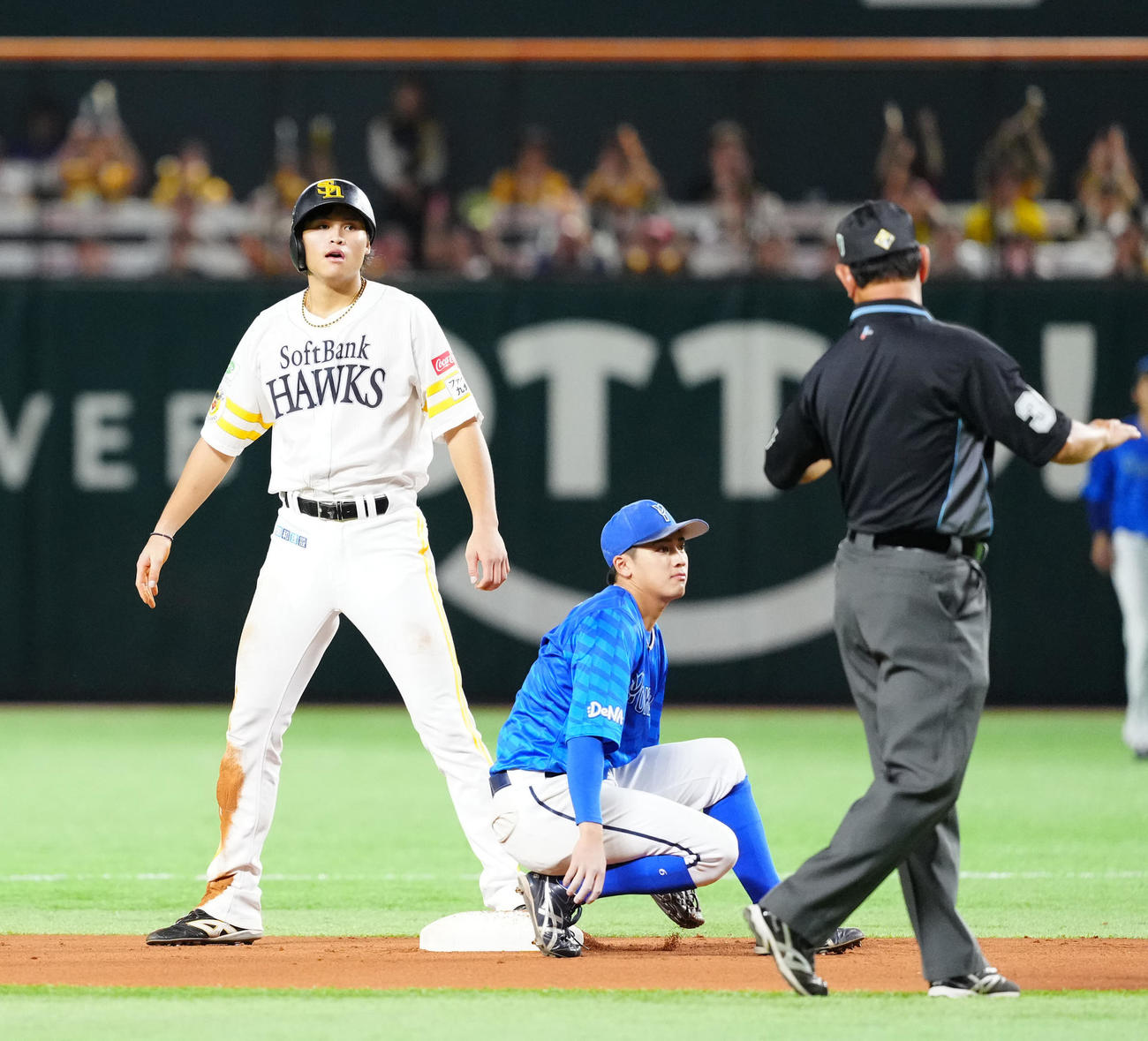 ソフトバンク対DeNA 6回裏ソフトバンク1死一塁、二塁盗塁を決めた笹川（左）（撮影・江口和貴）