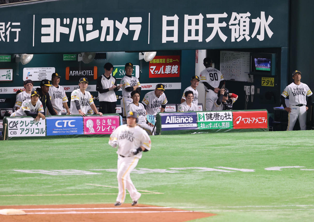 ソフトバンク対DeNA　6回裏ソフトバンク2死二、三塁、山川は中飛に終わりベンチのナインはがっくり（撮影・梅根麻紀）