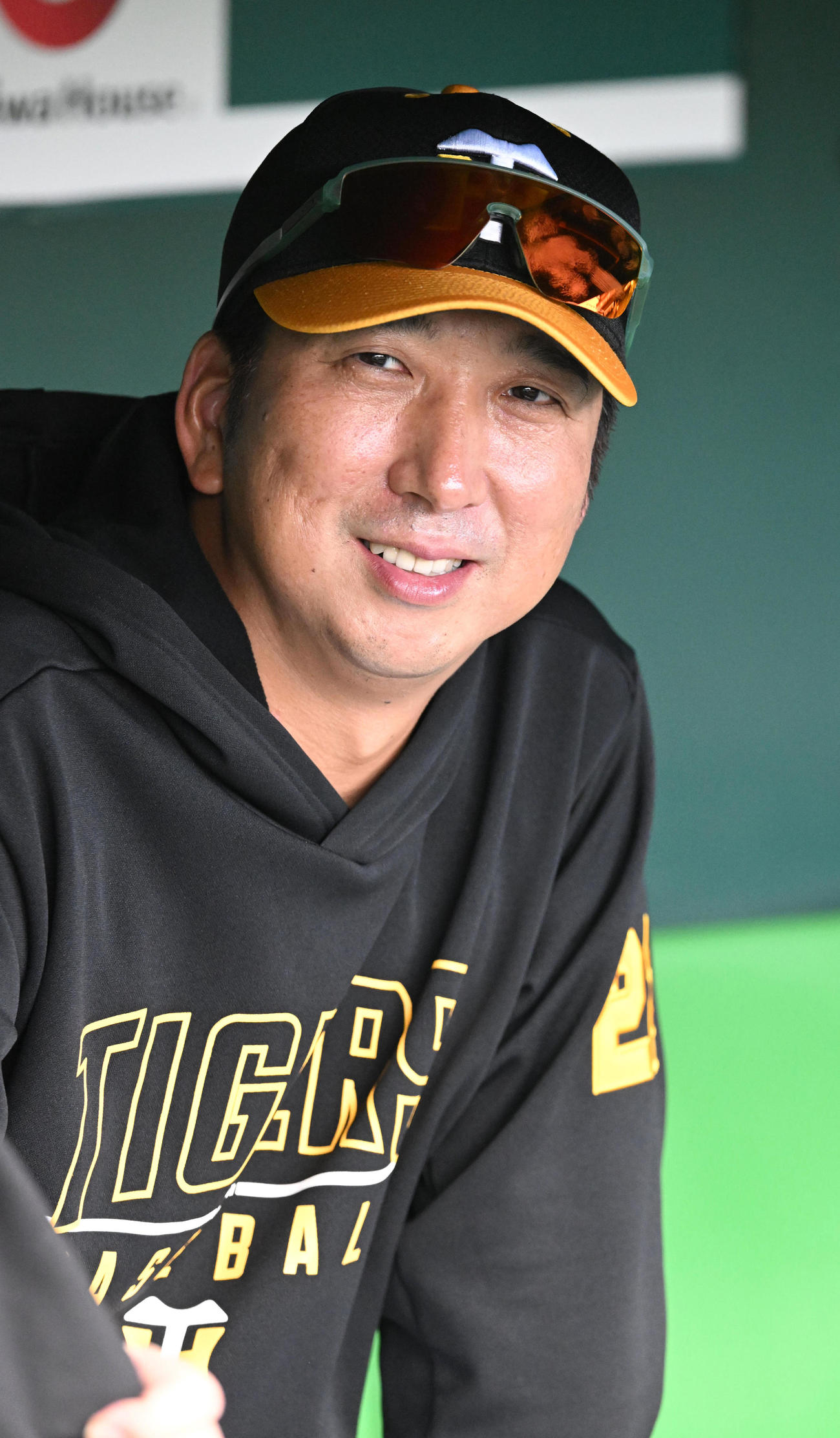 笑顔で練習を見守る阪神藤川監督（撮影・前岡正明）