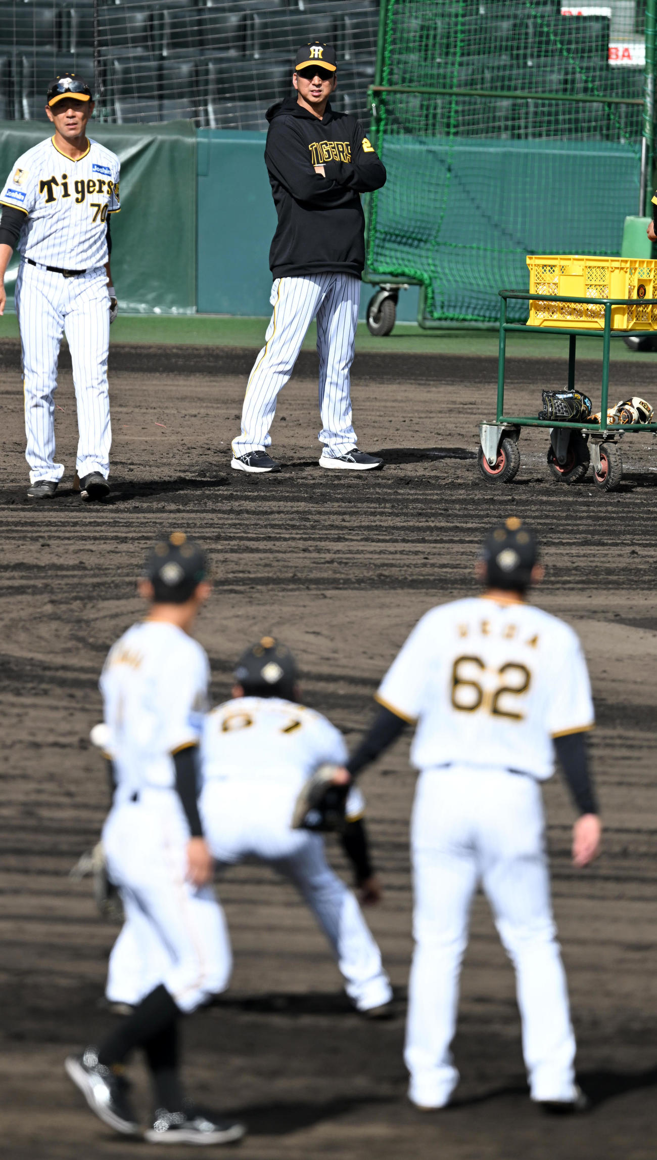 守備練習を見守る藤川監督（撮影・前岡正明）
