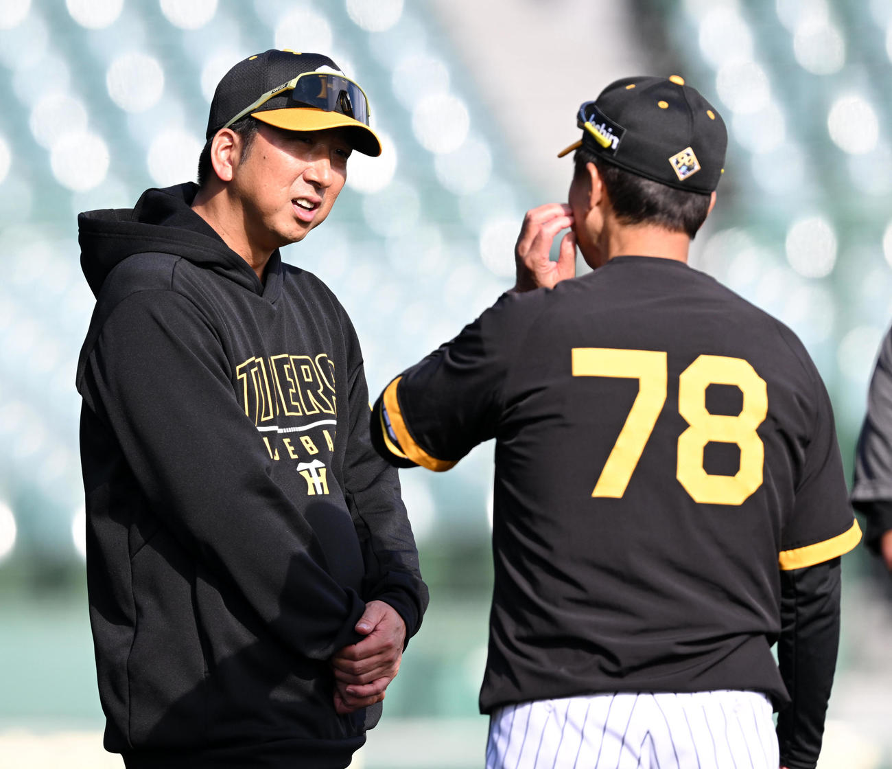 平田2軍監督（右）と話す藤川監督（撮影・前岡正明）